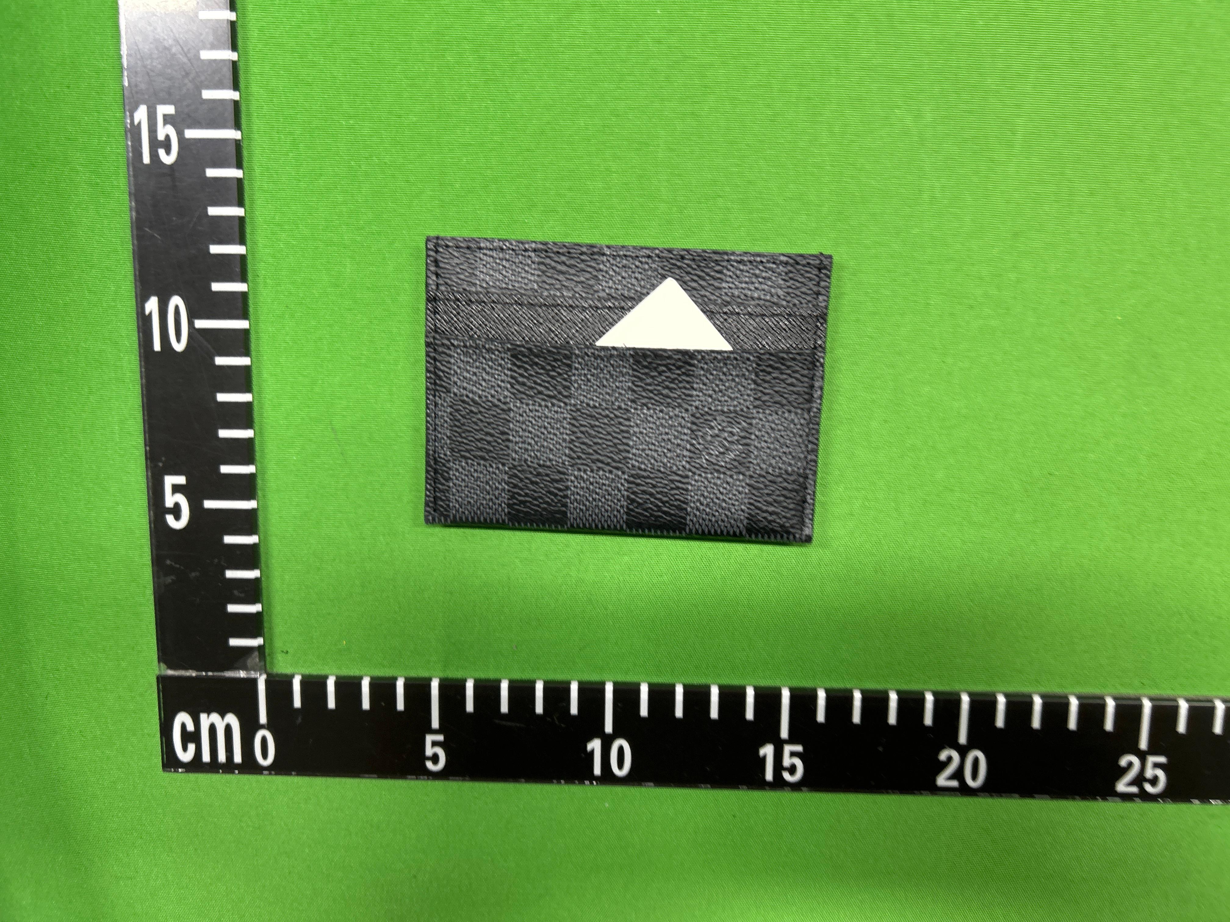 Foto QC 2 de Louis Vuitton Double Card Holder Taiga Leather Black