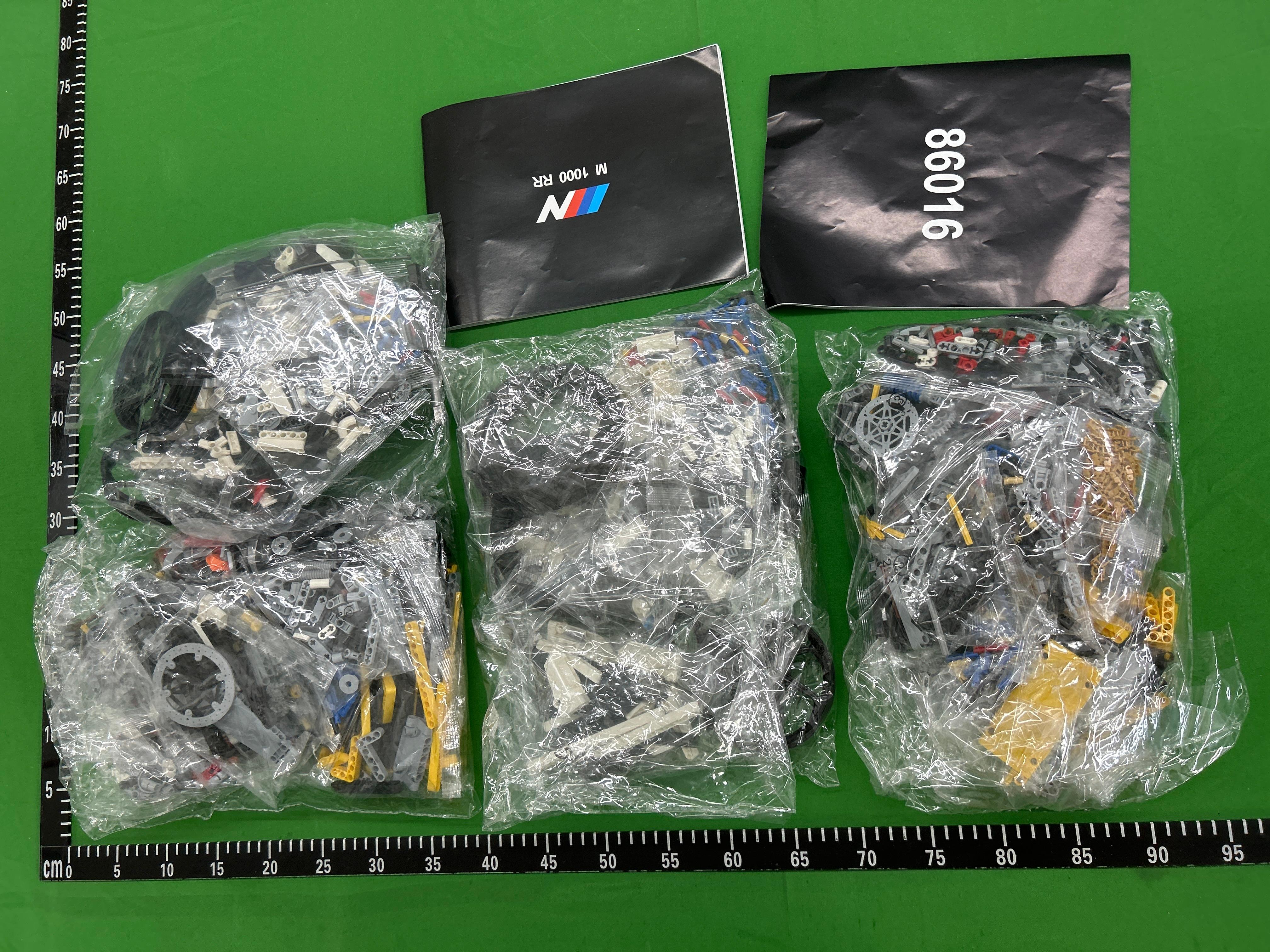 Foto QC 4 de LEGO Technic BMW M 1000 RR 42130 Plastic Building Block Set