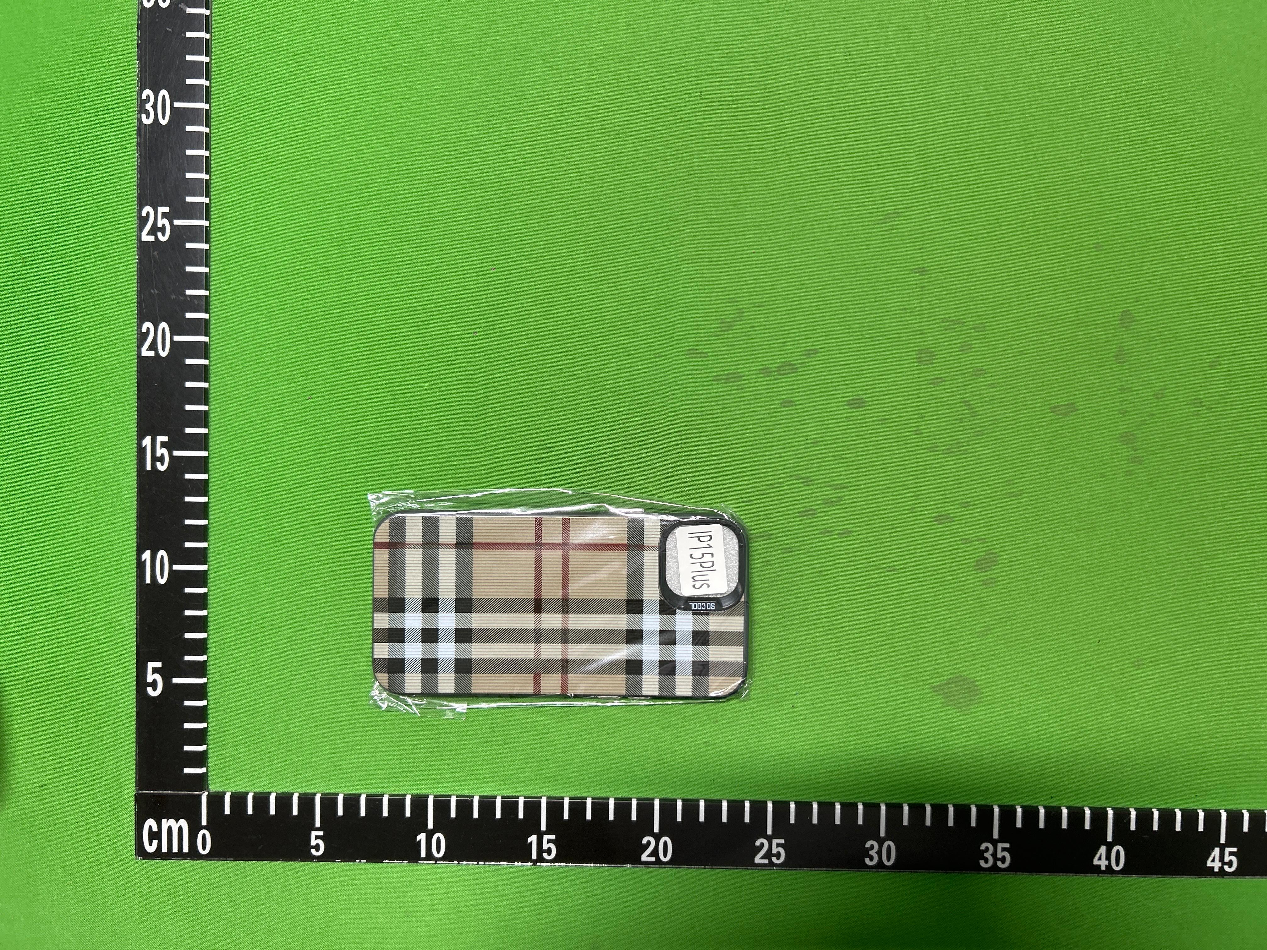 Foto QC 3 de Burberry Vintage Check Case for iPhone 15 Pro Max Archive Beige