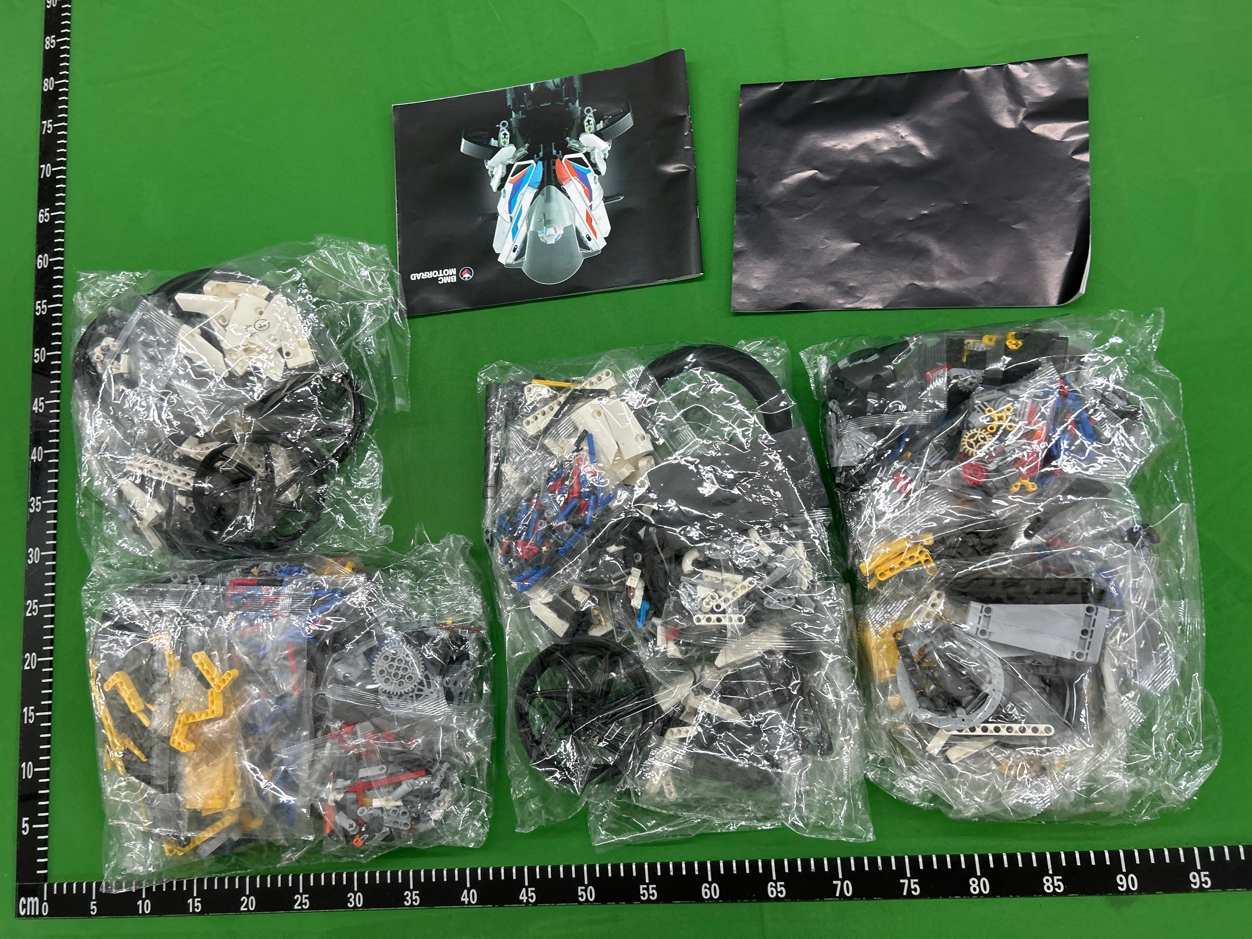Foto QC 3 de LEGO Technic BMW M 1000 RR 42130 Plastic Building Block Set