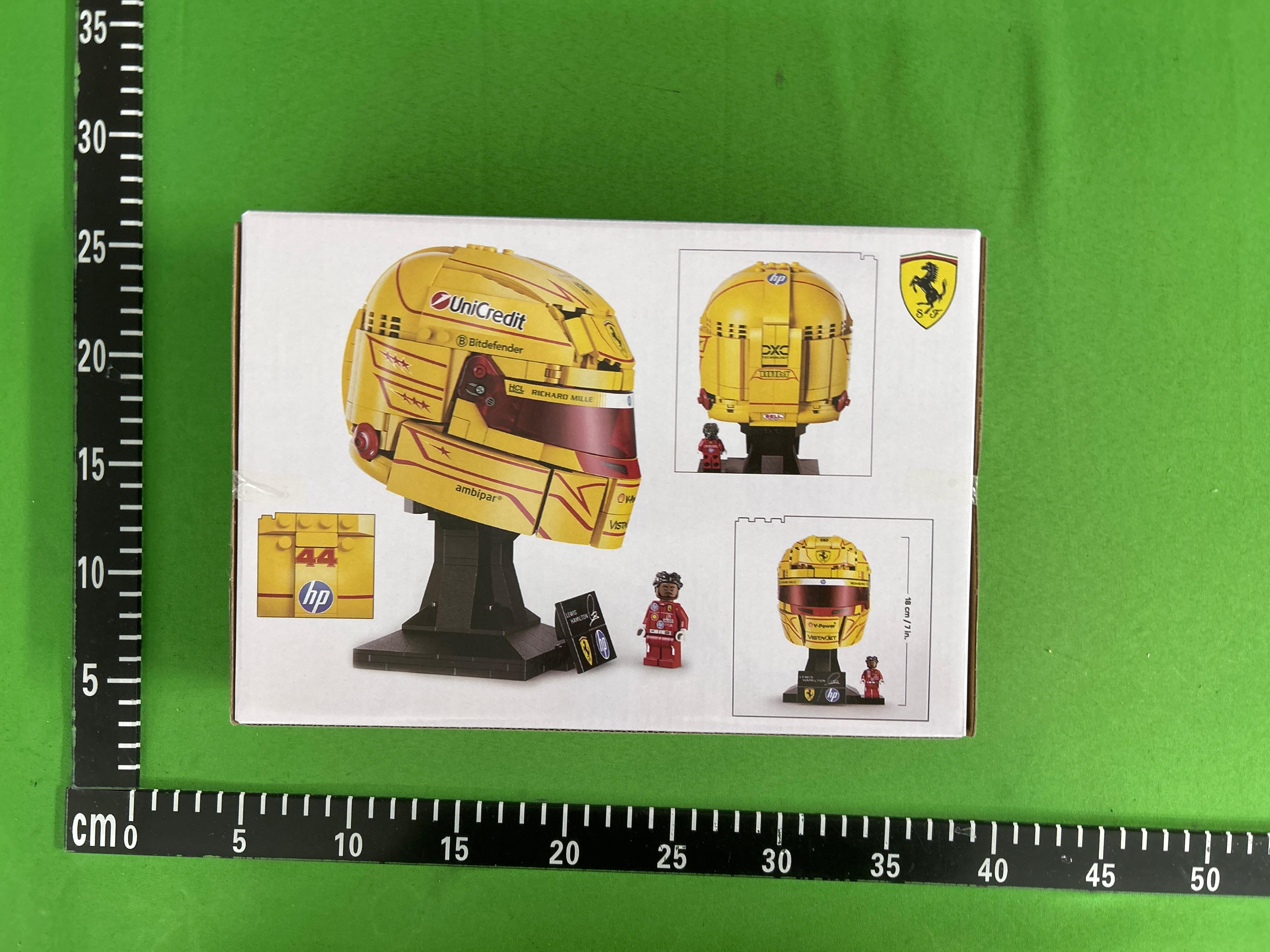 Foto QC 1 de LEGO Editions Scuderia Ferrari HP Lewis Hamilton Helmet 43022 Plastic Building Block Toy Set