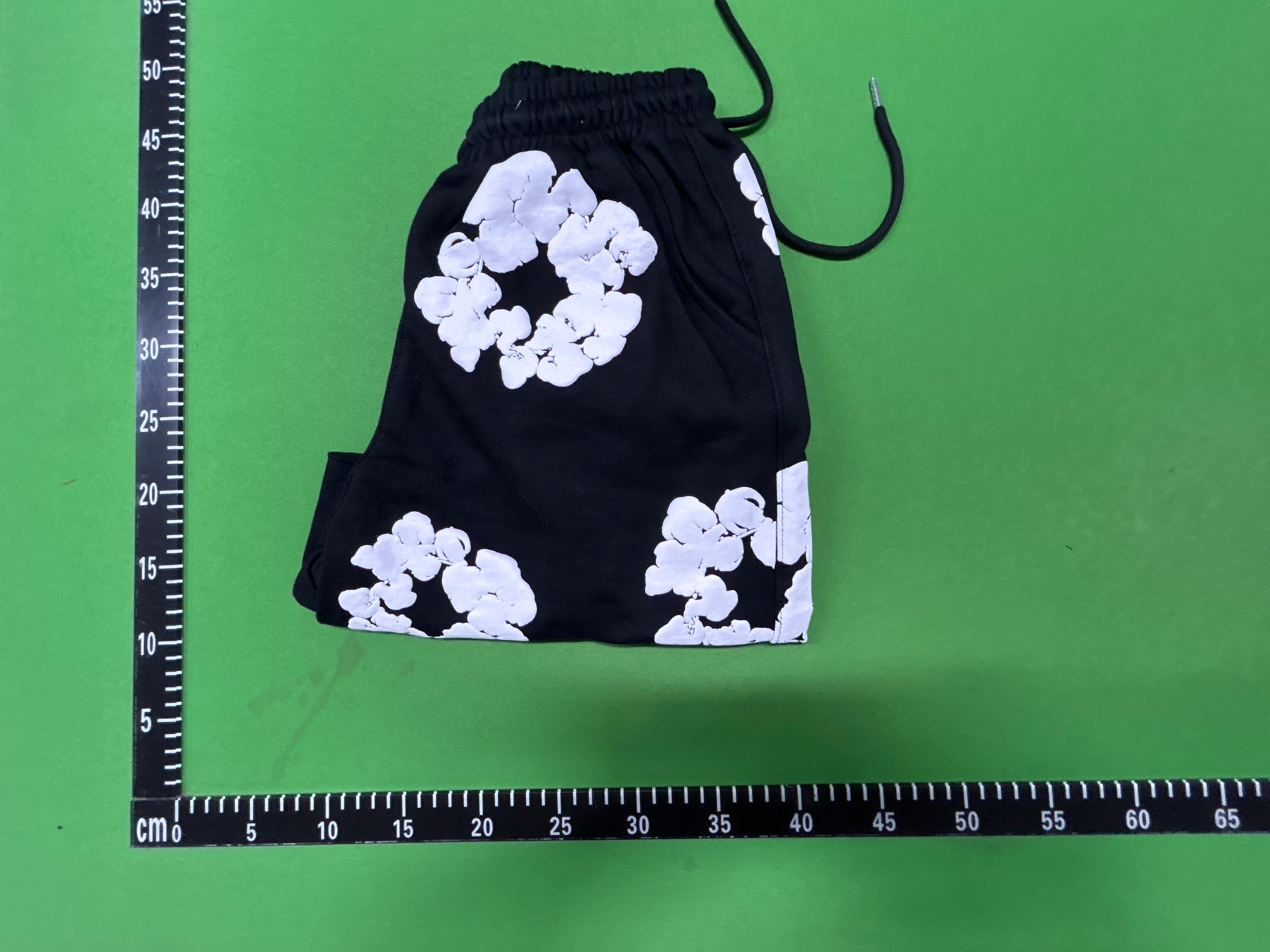 Foto QC 6 de Denim Tears Cotton Wreath Sweat Shorts Red