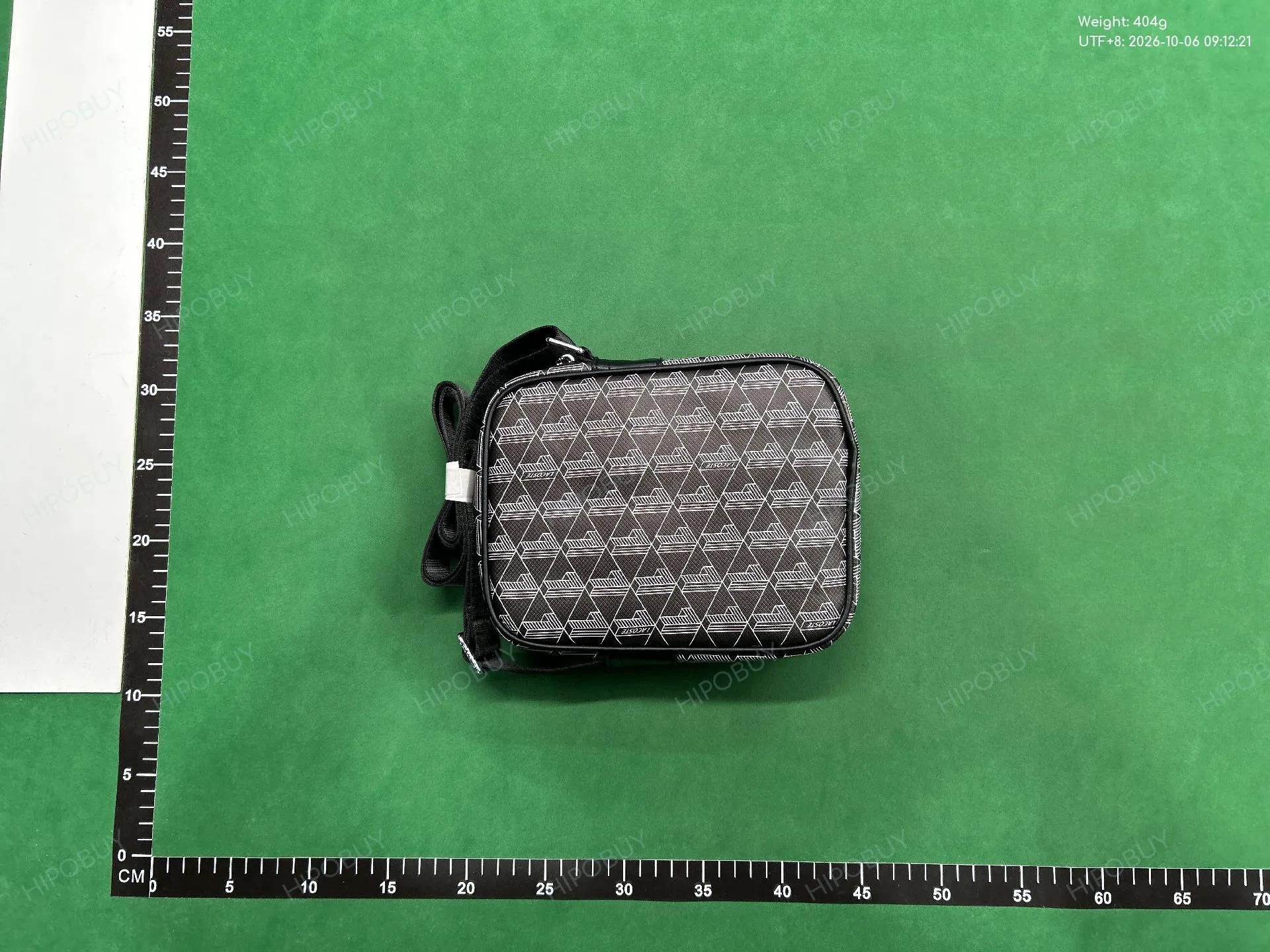 Foto QC 2 de Lacoste The Blend Monogram Vertical Shoulder Bag Small Black
