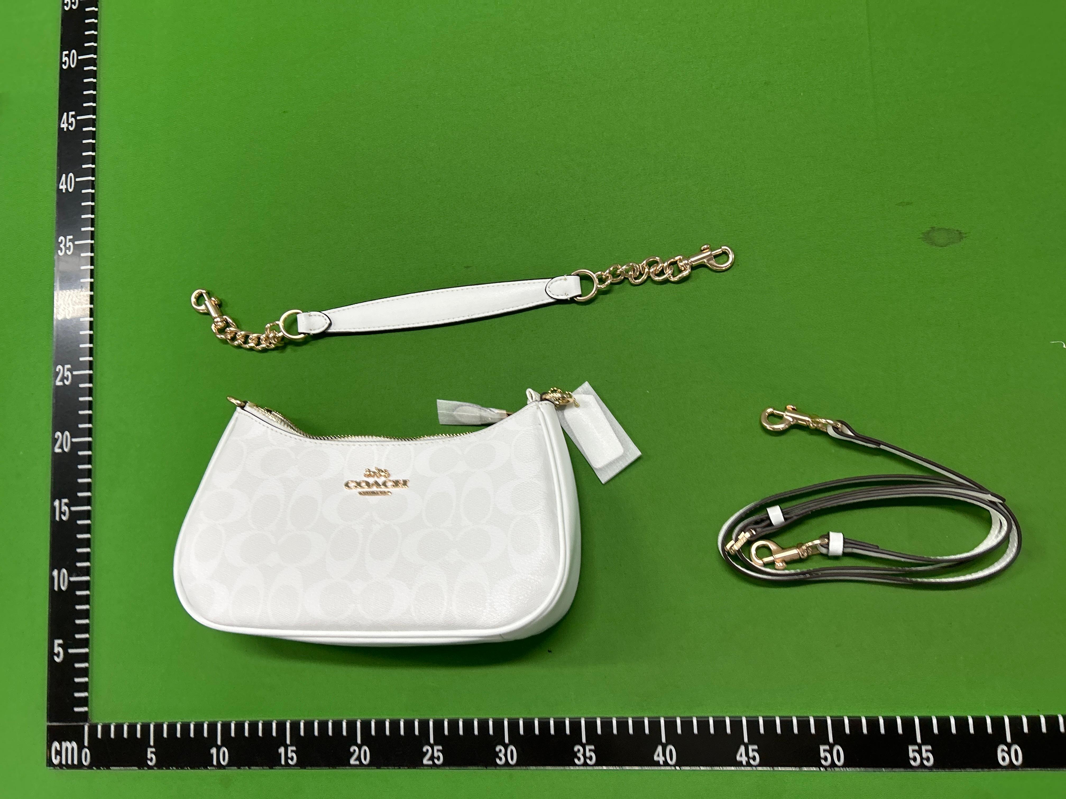 Foto QC 5 de Coach Teri Shoulder Bag Signature Canvas Chalk