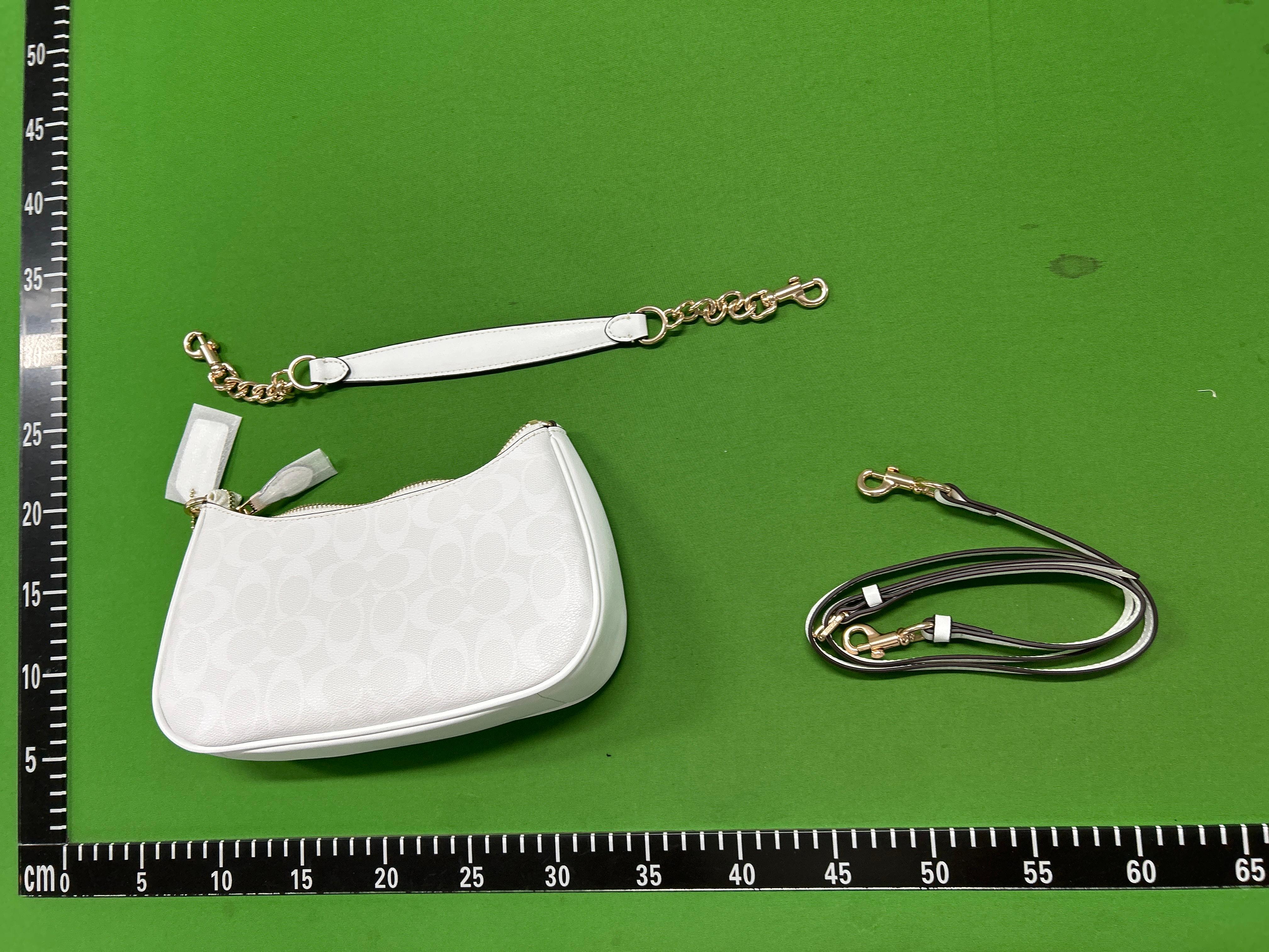 Foto QC 6 de Coach Teri Shoulder Bag Signature Canvas Chalk
