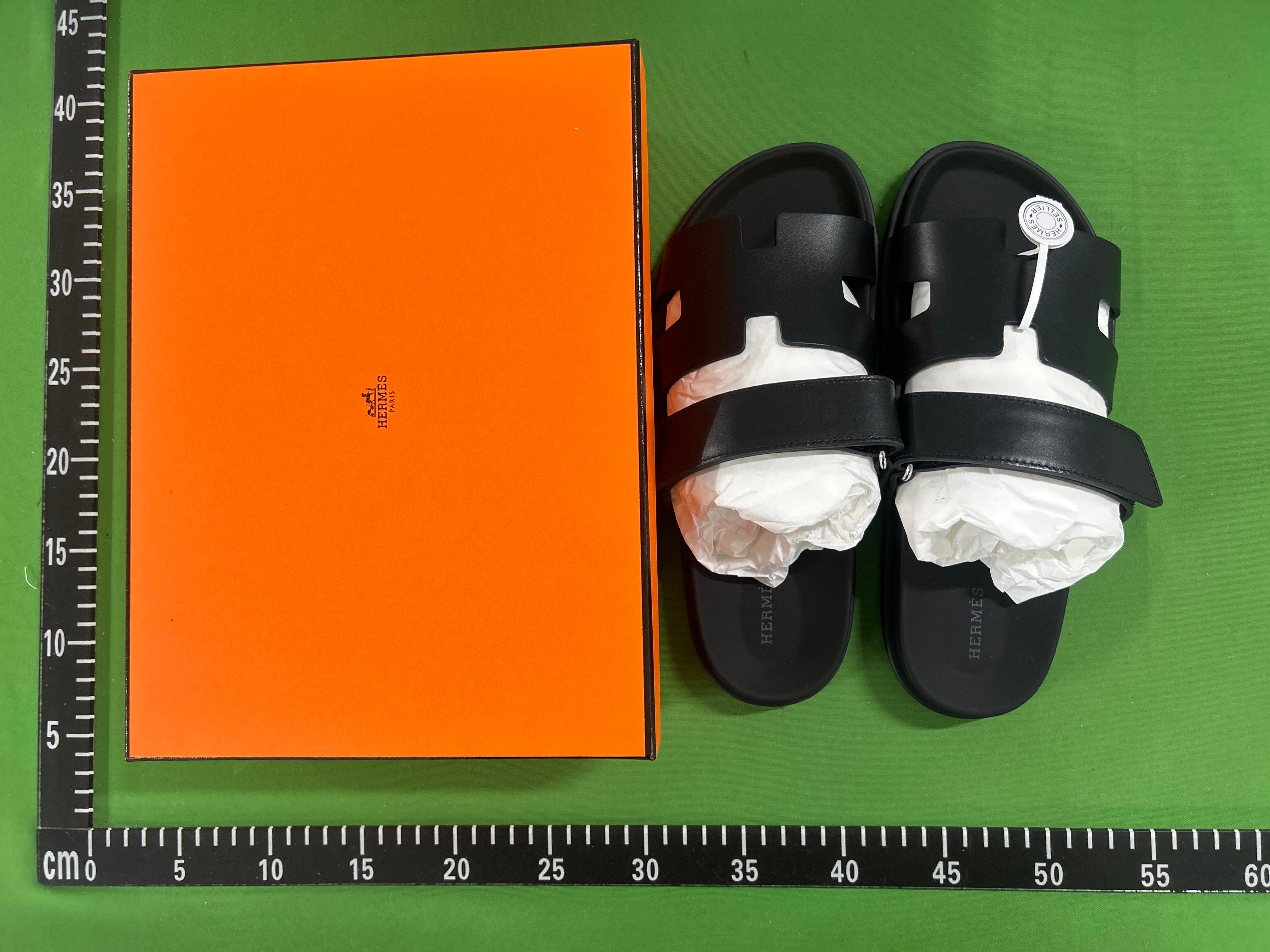 Foto QC 2 de Hermes Chypre Suede Sandals Navy Blue