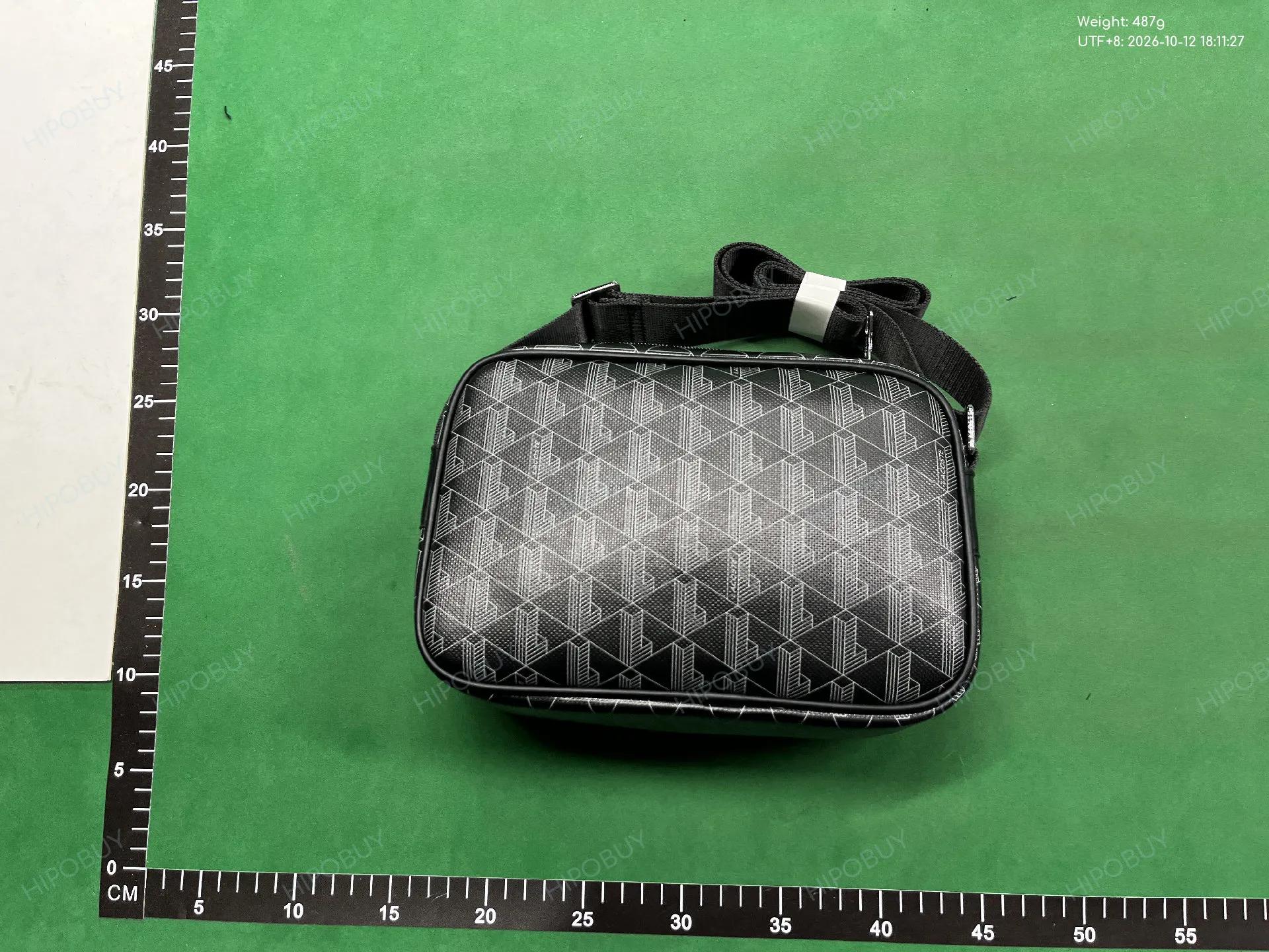 Foto QC 7 de Lacoste The Blend Camera Bag Green Monogram Canvas