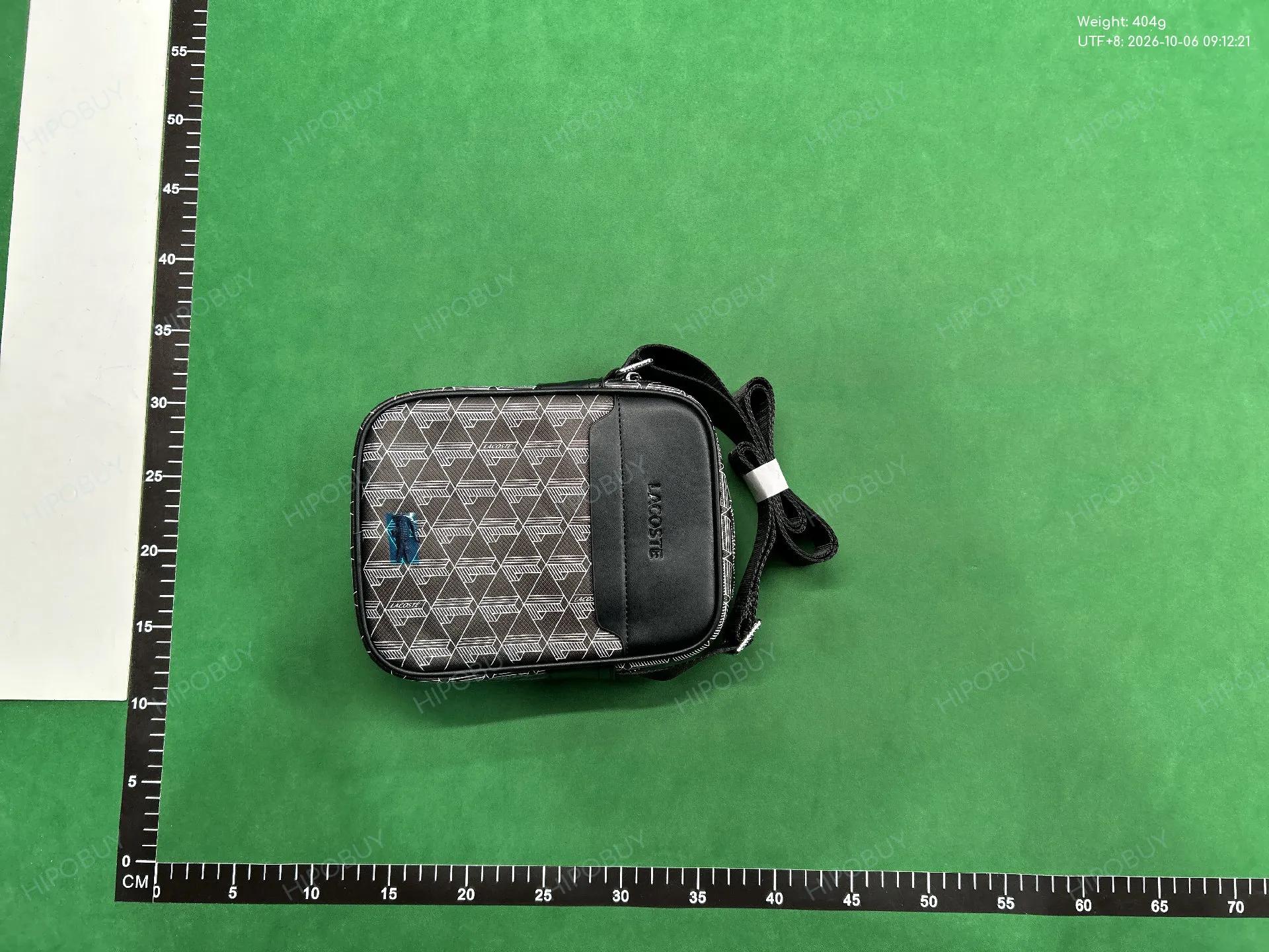 Foto QC 1 de Lacoste The Blend Monogram Vertical Shoulder Bag Small Black