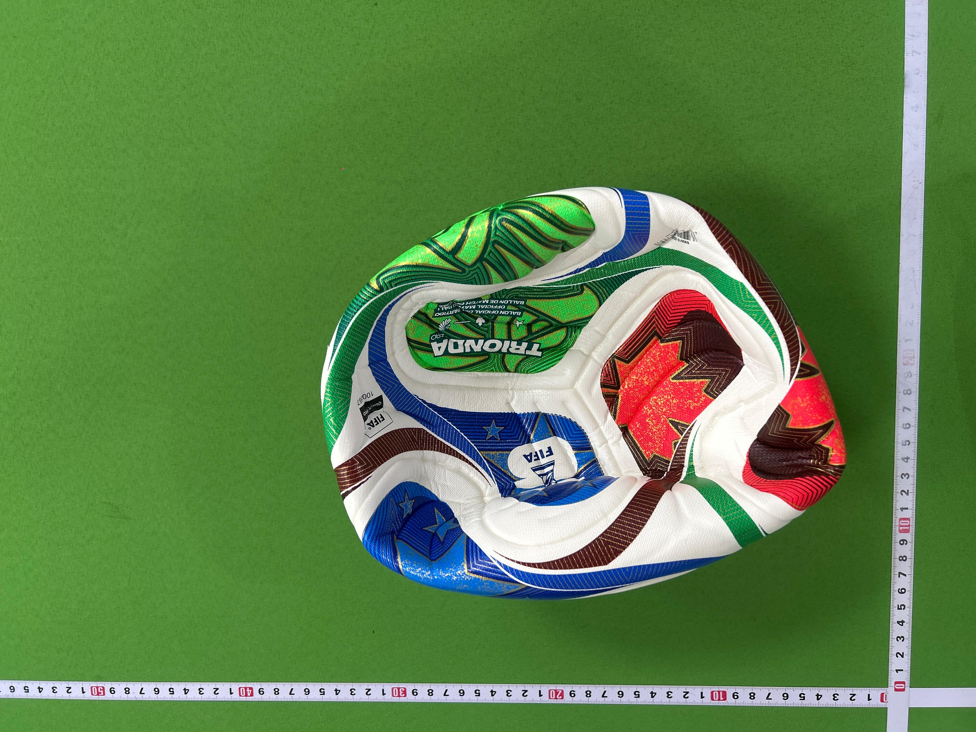 Foto QC 2 de adidas UEFA Women's Champions League 23/24 Group Stage League Soccer Ball White/Shock Pink/Shock Purple/Royal Blue