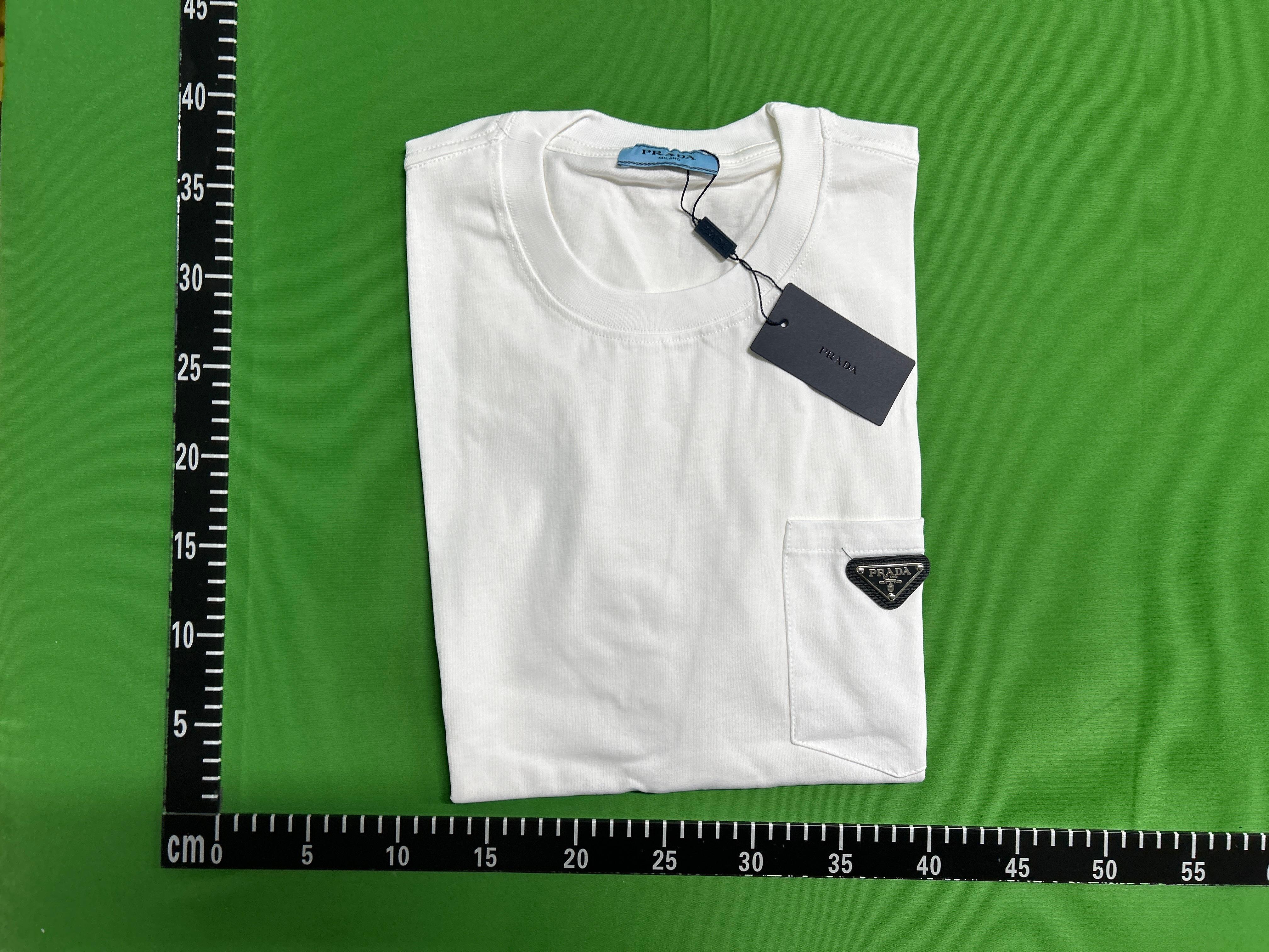 Foto QC 2 de Prada Triangle Logo T-shirt Black