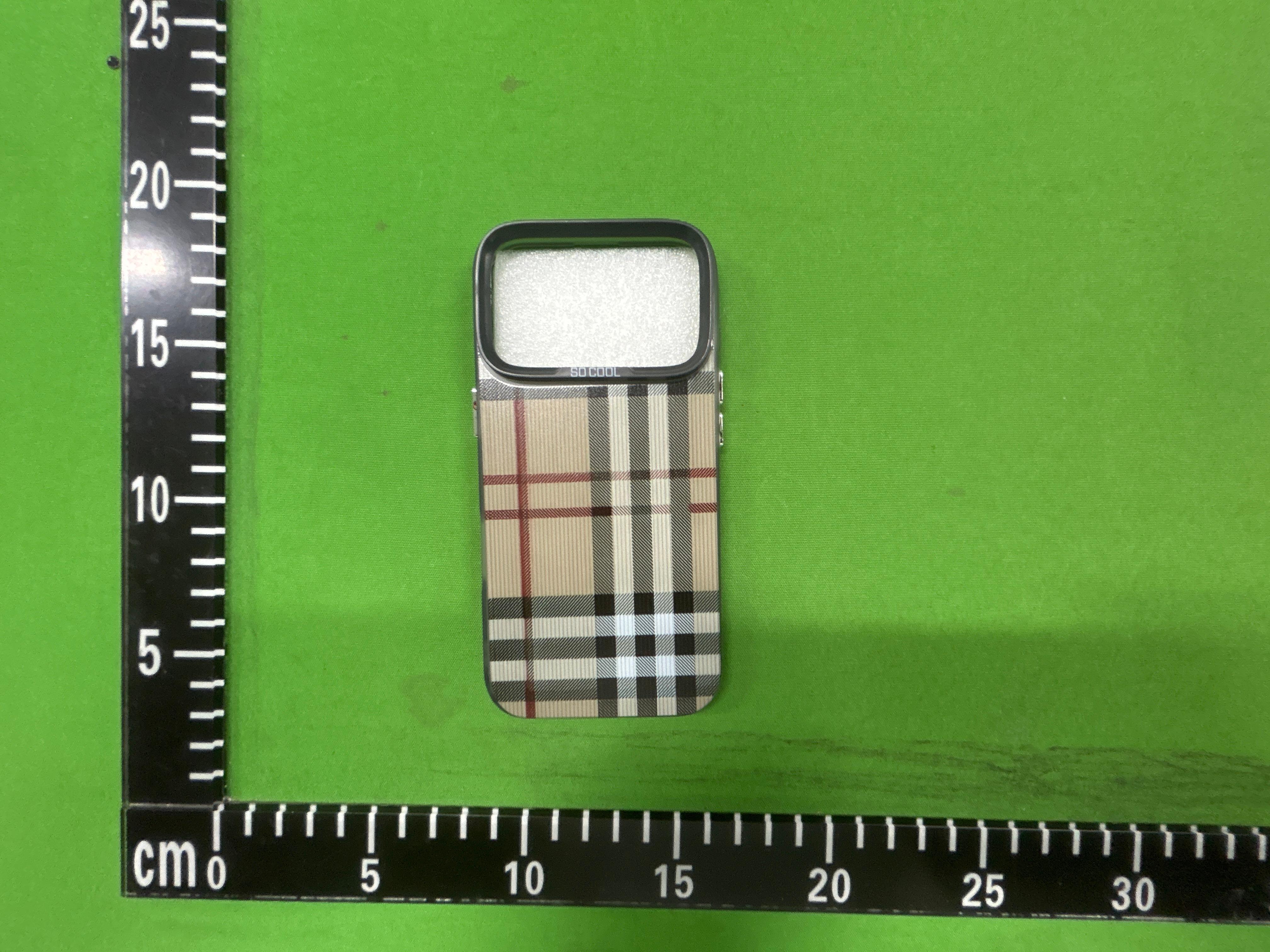 Foto QC 1 de Burberry Vintage Check Case for iPhone 15 Pro Max Archive Beige