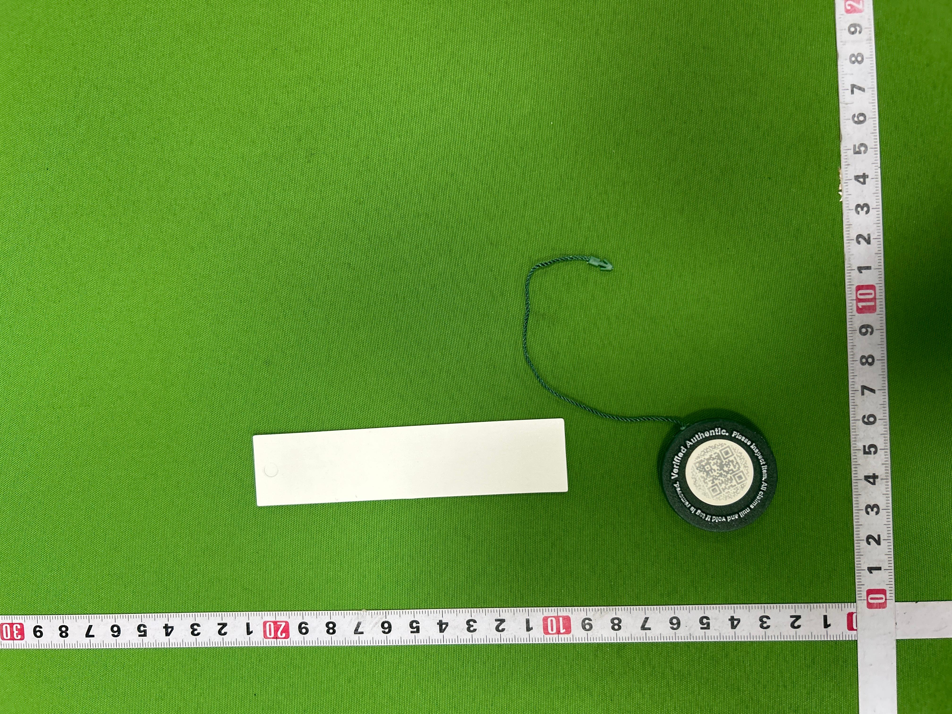Foto QC 4 de StockX Logo Green Authentication Tag with Sticker and Card Plastic and Paper Collectible Set