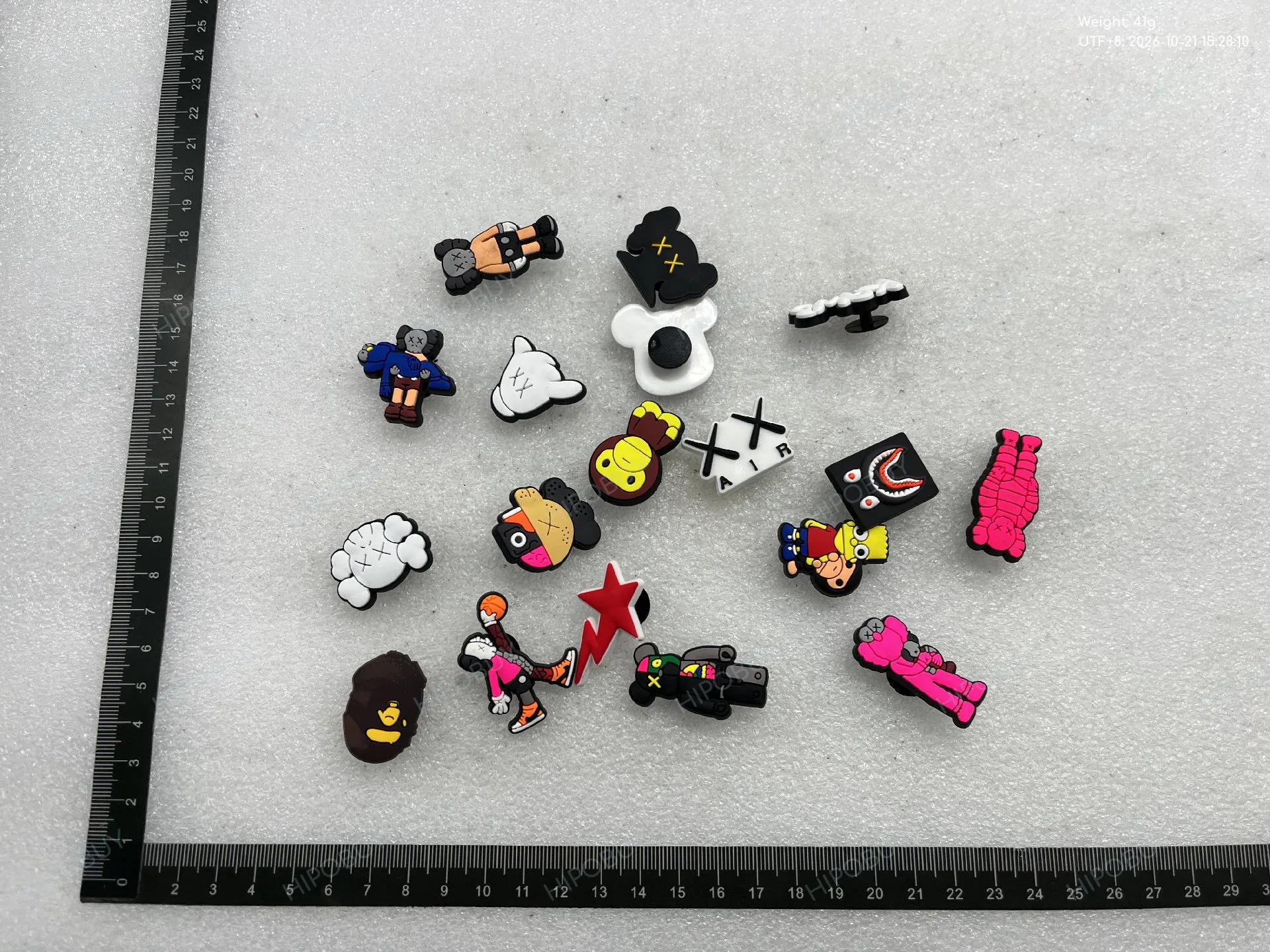 Foto QC 3 de KAWS Graphic Shoe Charms (Set of 18) Multicolor