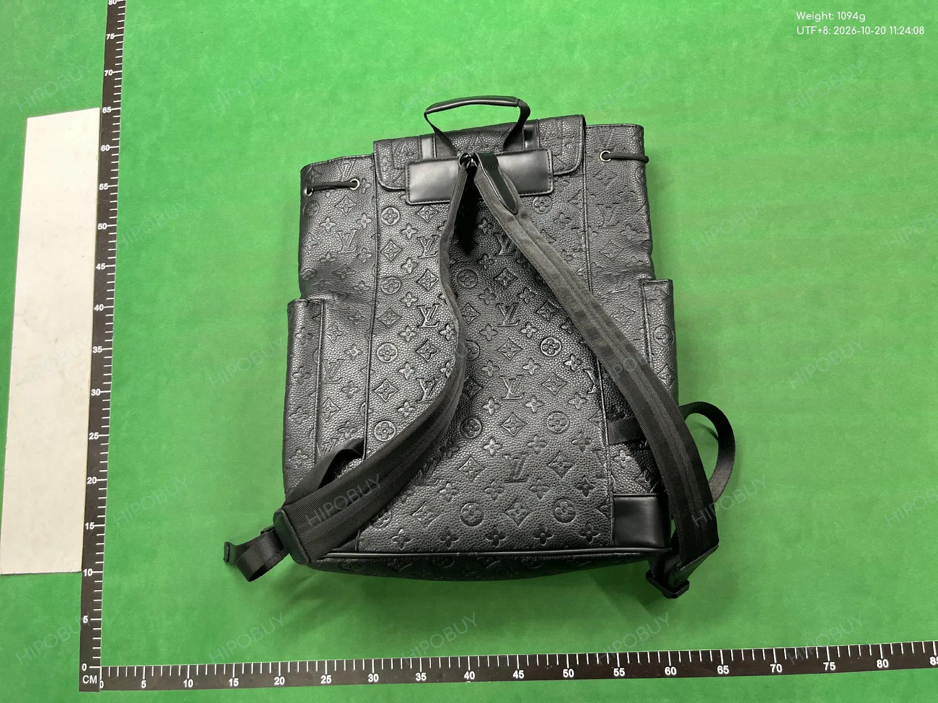 Foto QC 2 de Louis Vuitton Christopher Backpack PM Black Monogram Shadow Leather
