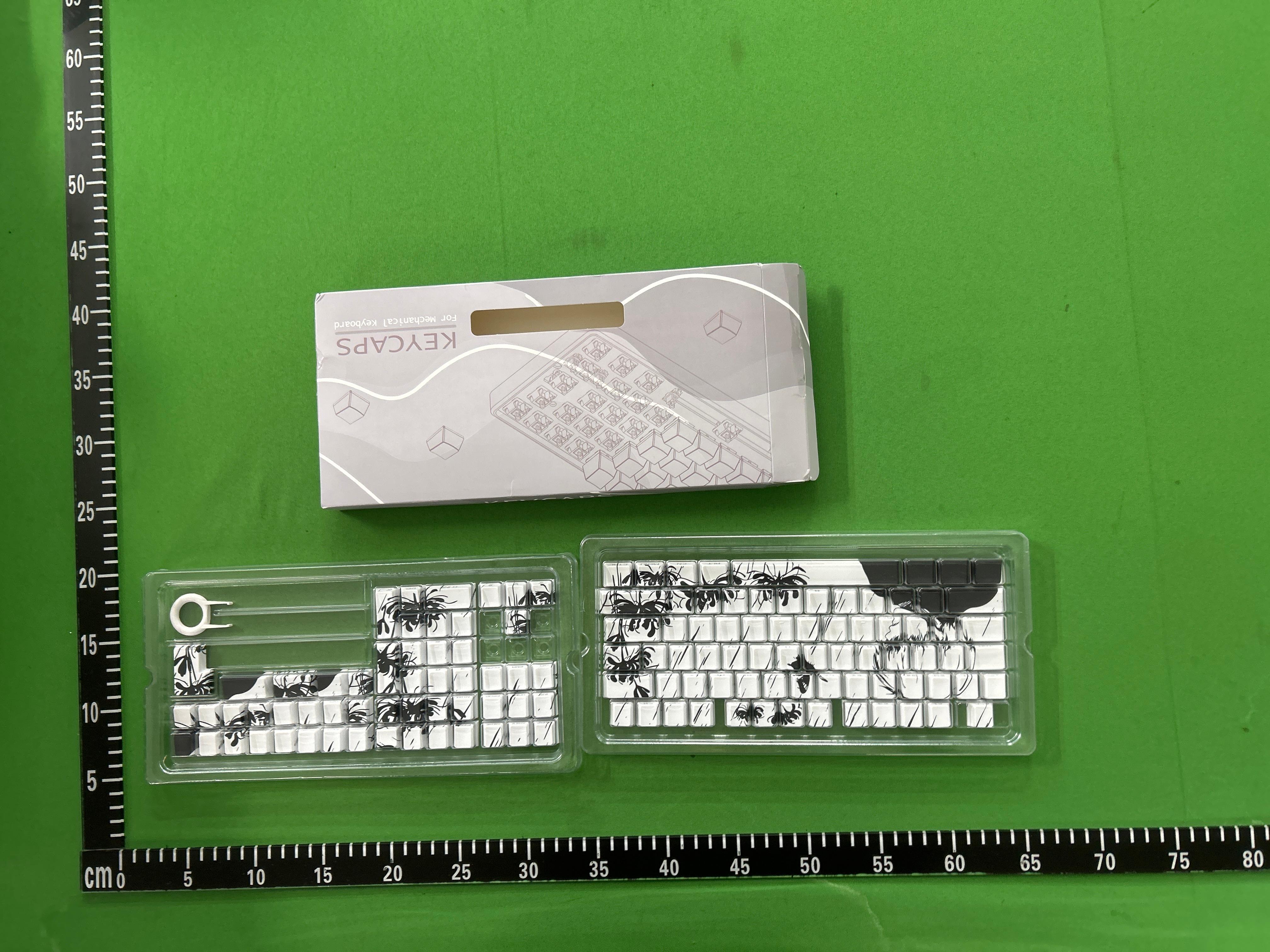 Foto QC 3 de Generic PBT Attack on Titan Levi Keycap Set for Mechanical Keyboards White