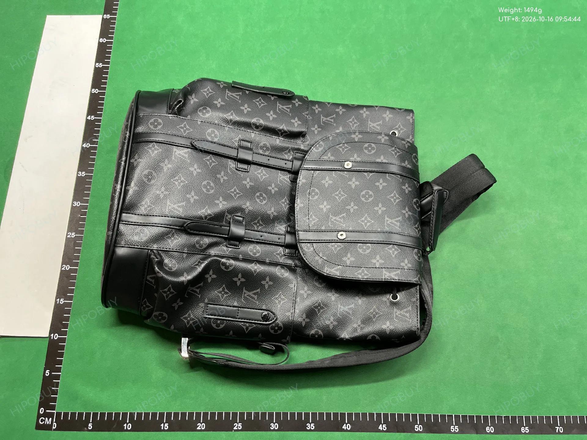 Foto QC 6 de Louis Vuitton Christopher Backpack PM Black Monogram Shadow Leather