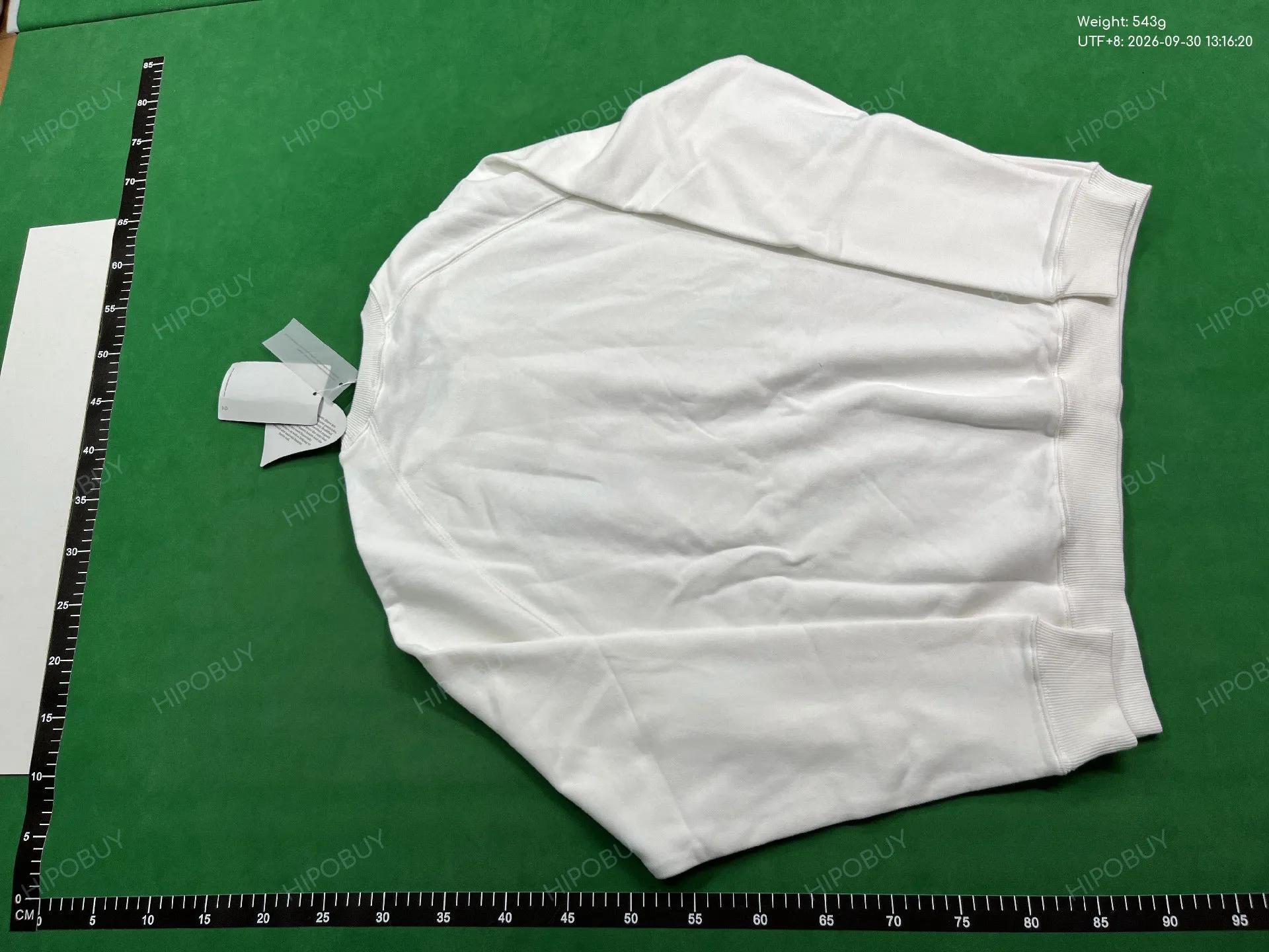 Foto QC 3 de Vivienne Westwood Orb Logo Spray Paint Crewneck Sweater White