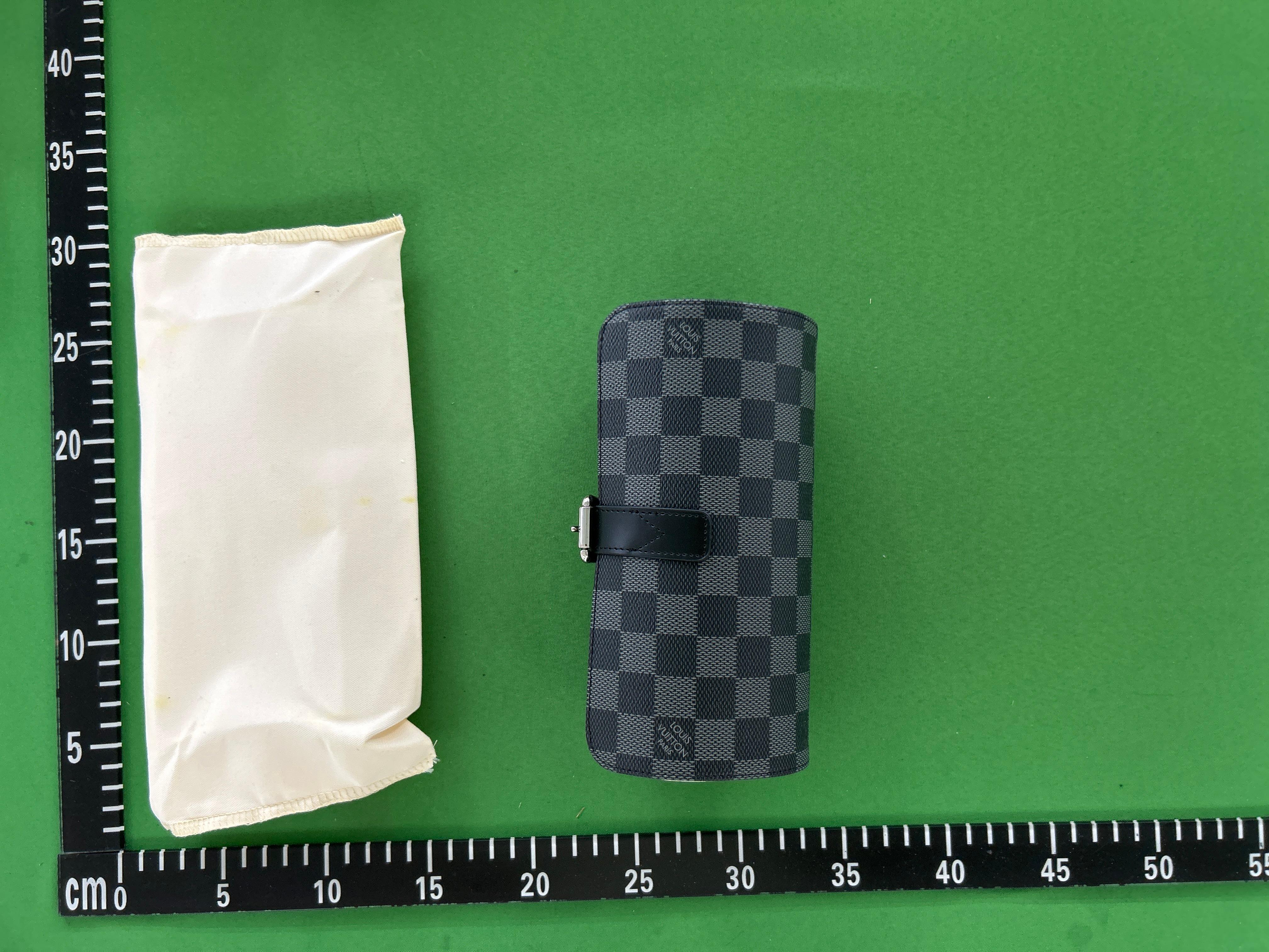 Foto QC 7 de Louis Vuitton Monogram Shadow Watch Case Black