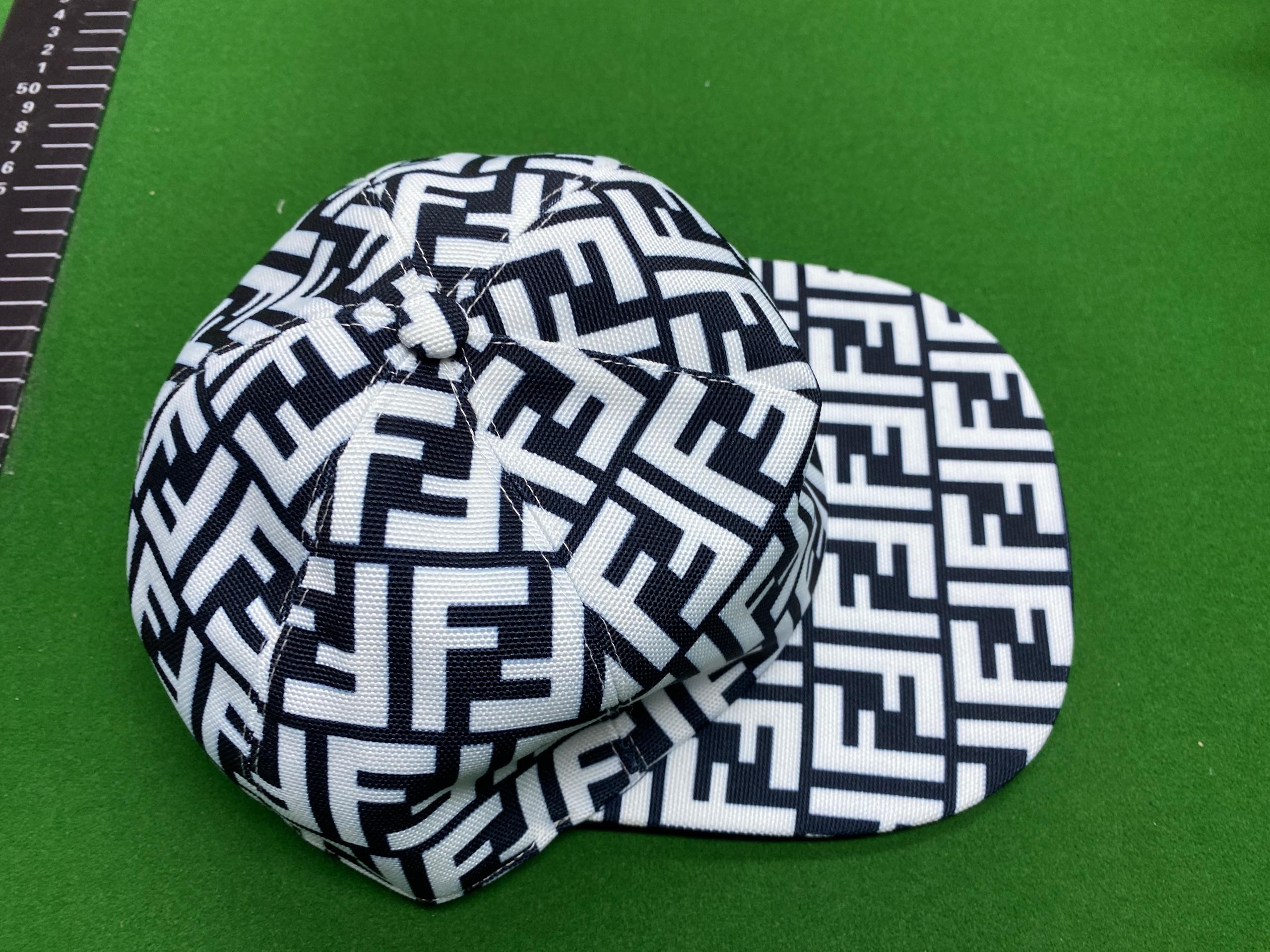 Foto QC 1 de Fendi FF Monogram Cap Black/Grey