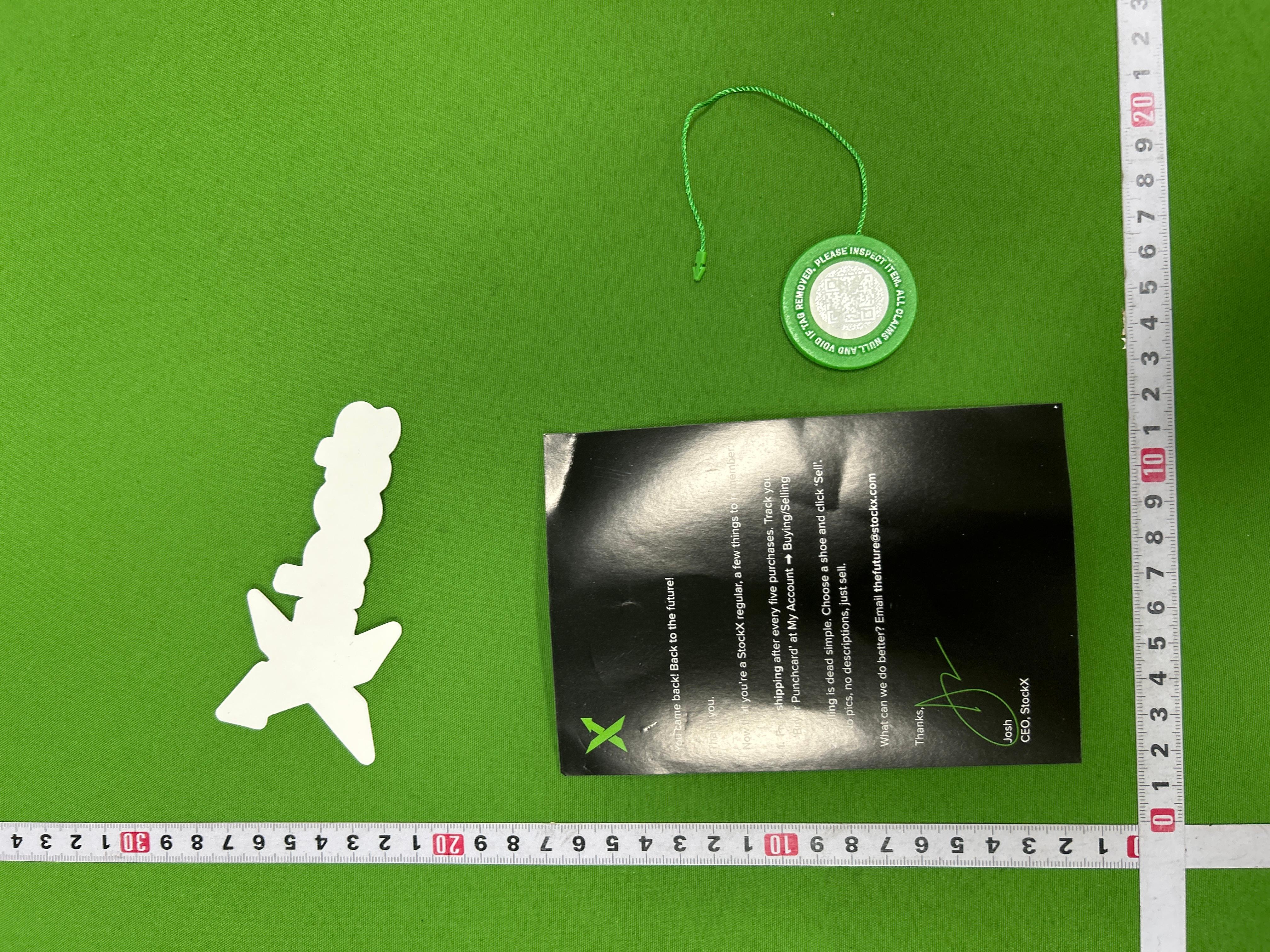Foto QC 2 de StockX Logo Green Authentication Tag with Sticker and Card Plastic and Paper Collectible Set