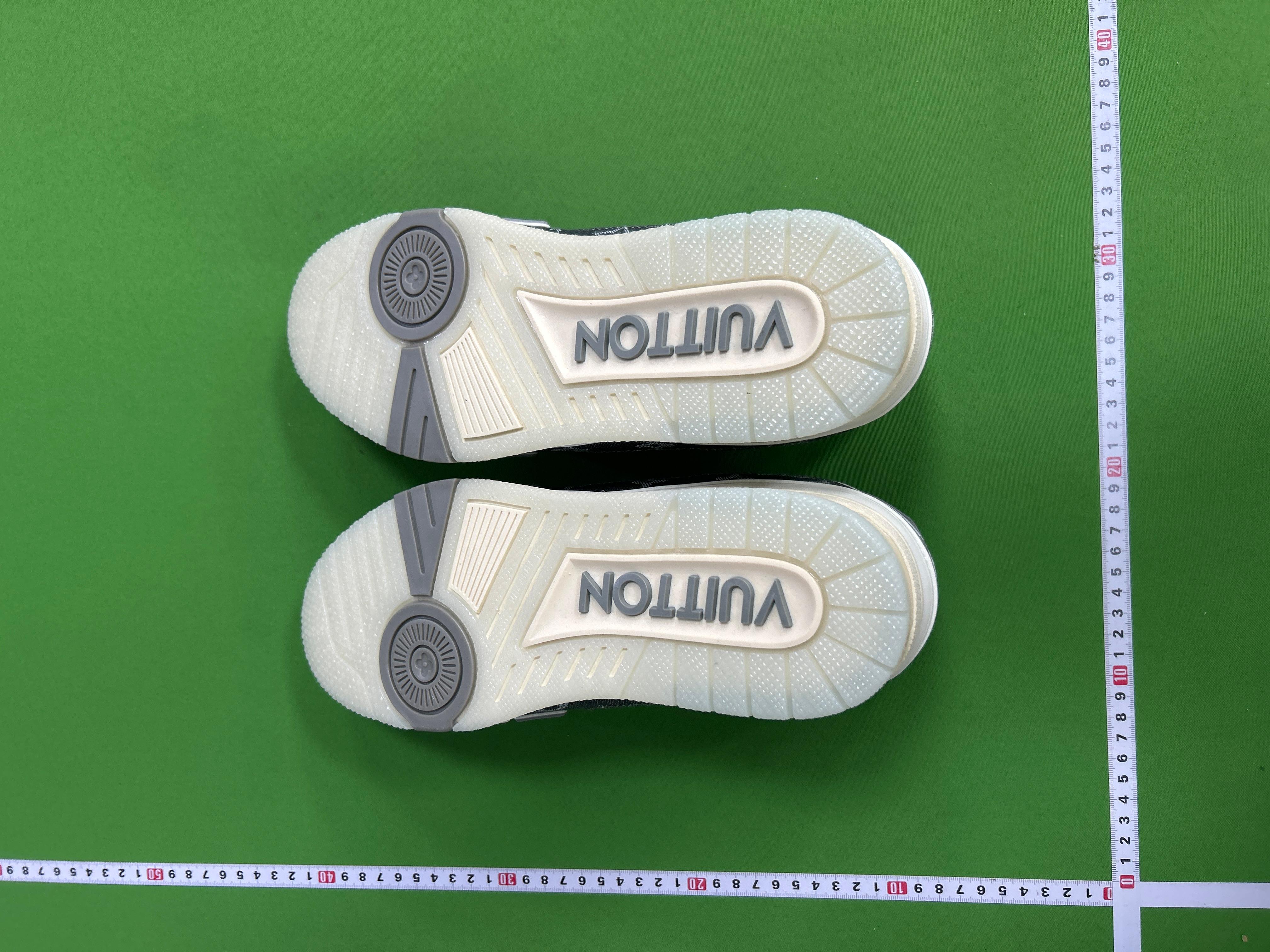 Foto QC 7 de Louis Vuitton Trainer Low Monogram Black White LV1-03
