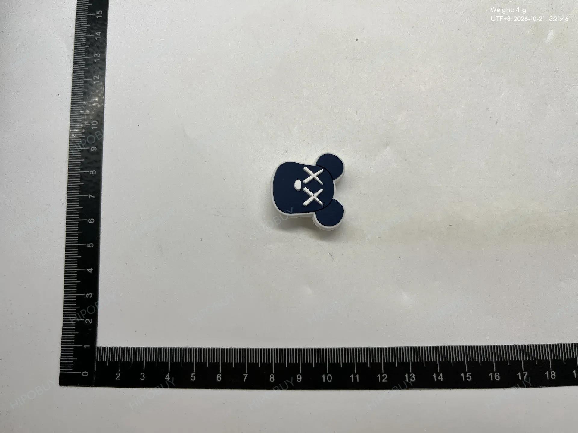 Foto QC 4 de KAWS Graphic Shoe Charms (Set of 18) Multicolor