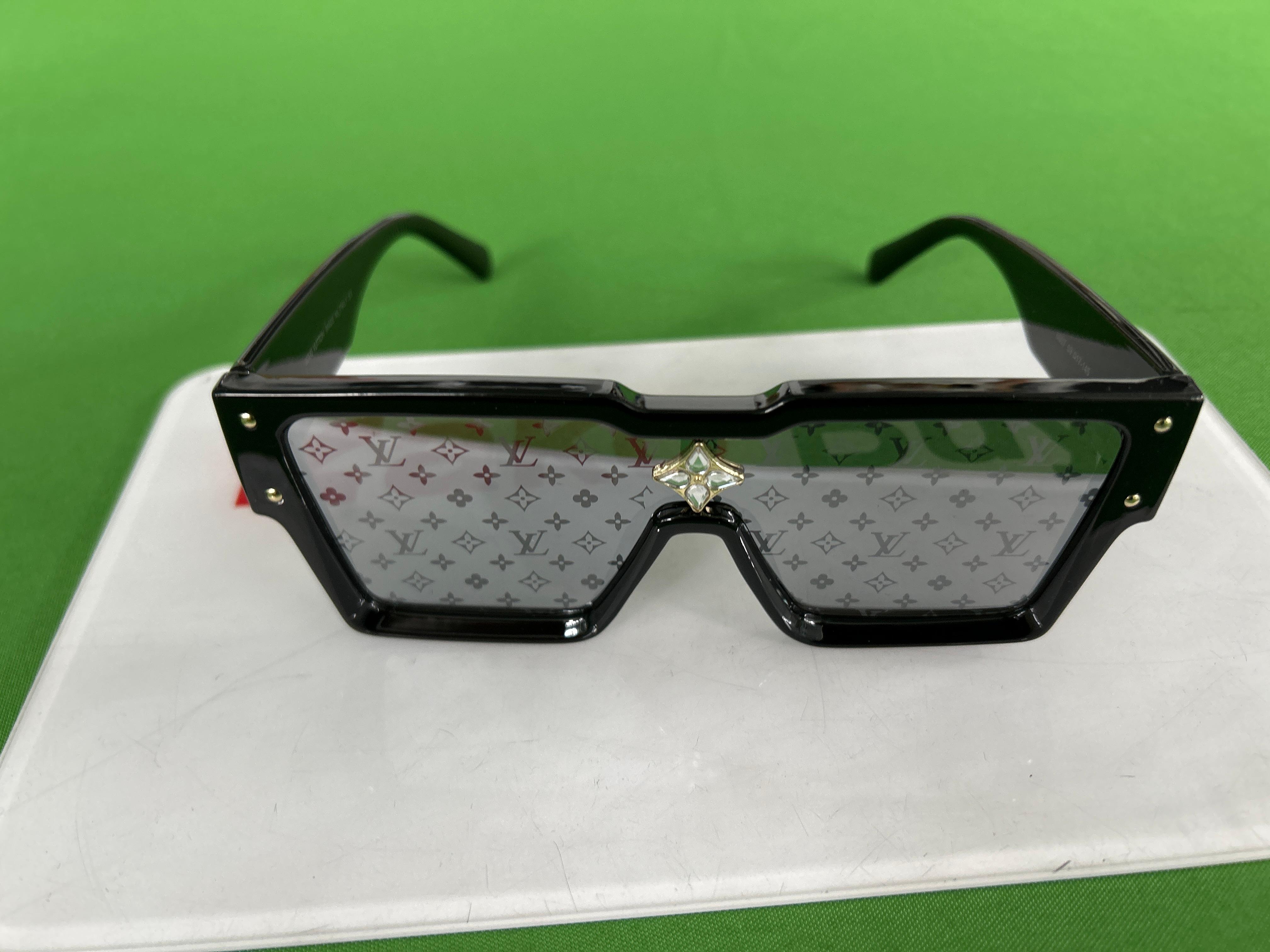 Foto QC 3 de Louis Vuitton Waimea Acetate Sunglasses Tortoise Grey Monogram (LX10)