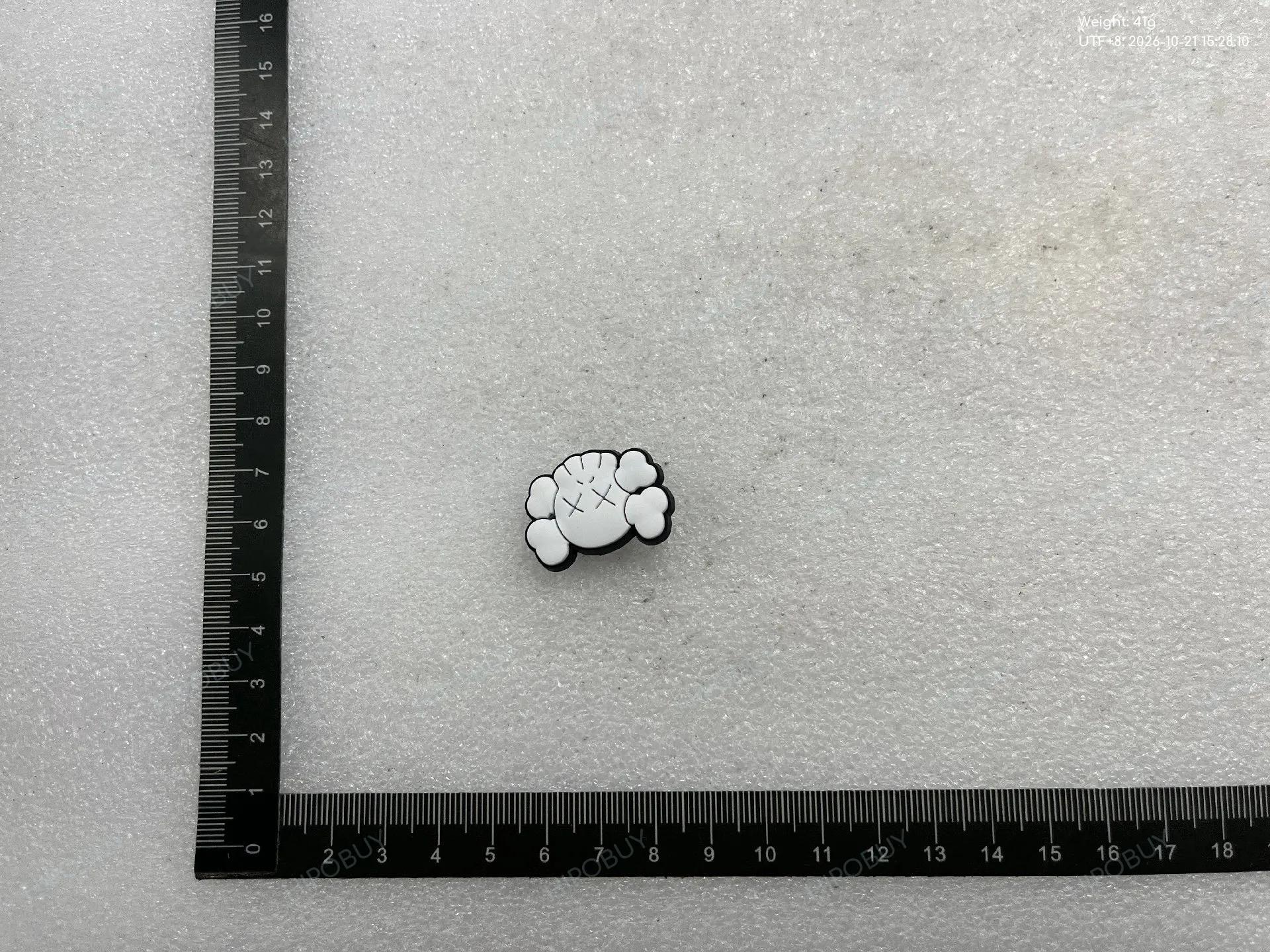 Foto QC 1 de KAWS Graphic Shoe Charms (Set of 18) Multicolor