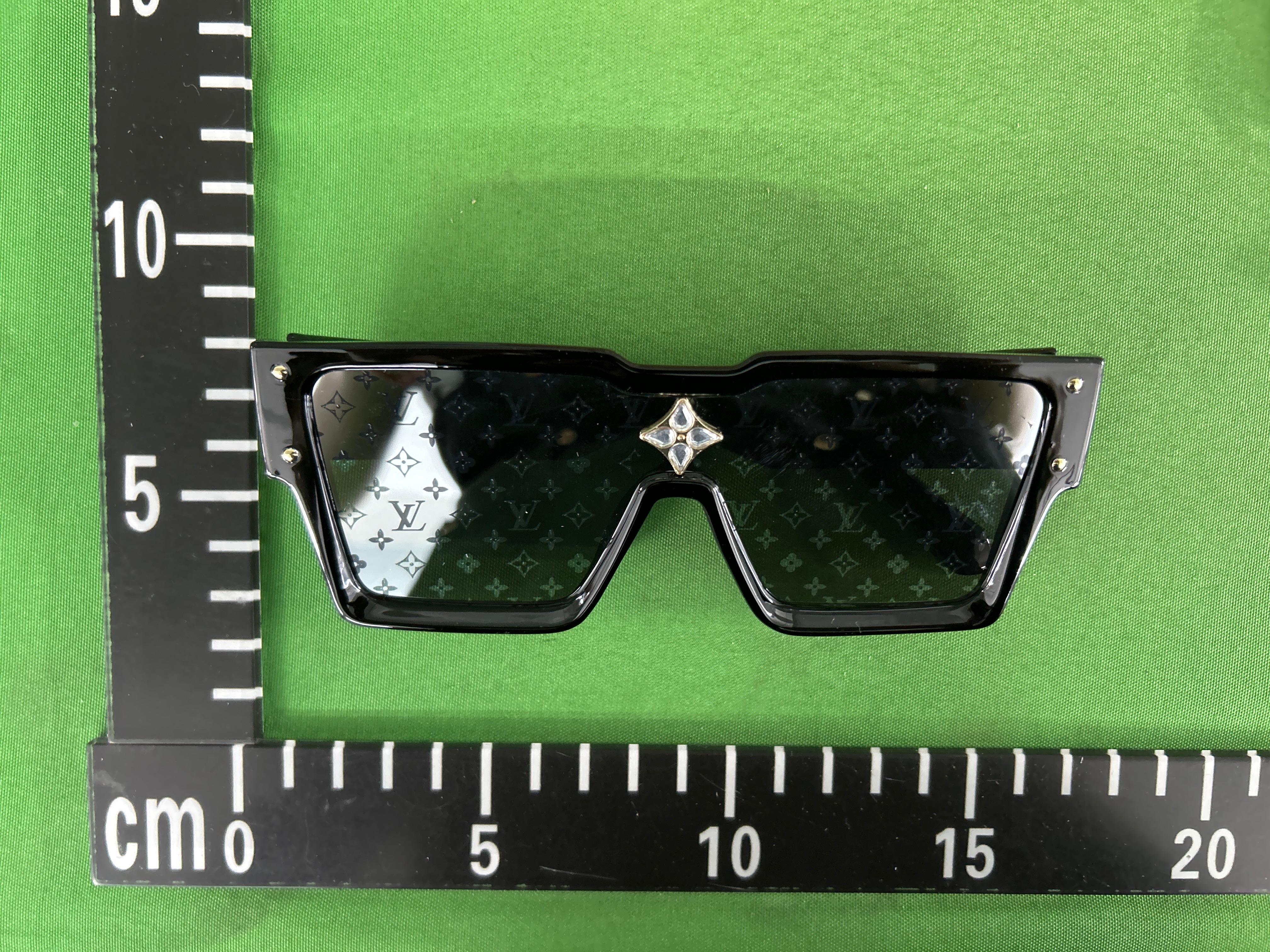 Foto QC 4 de Louis Vuitton Waimea Acetate Sunglasses Tortoise Grey Monogram (LX10)