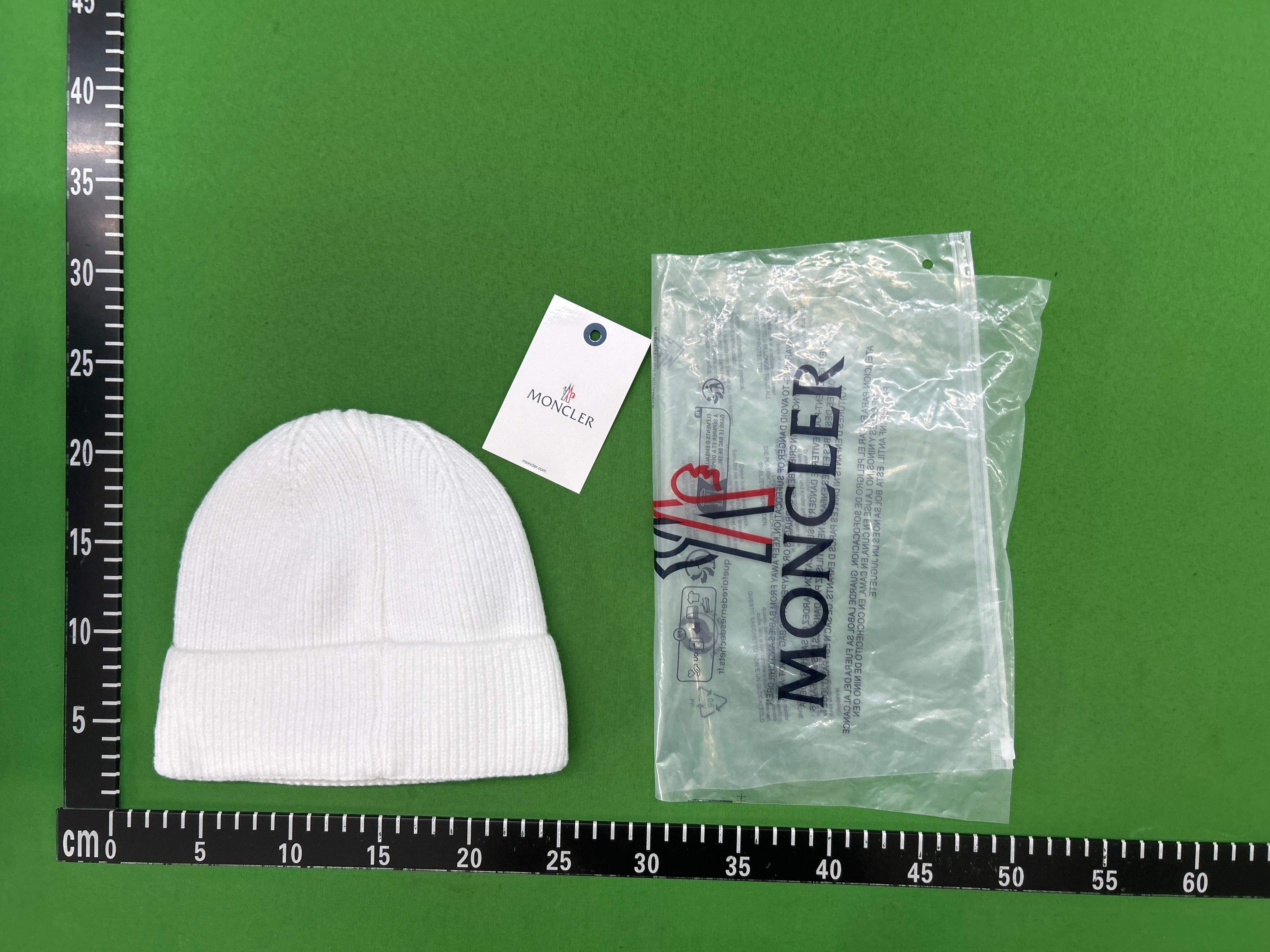 Foto QC 2 de Prada Triangle Logo Beanie White