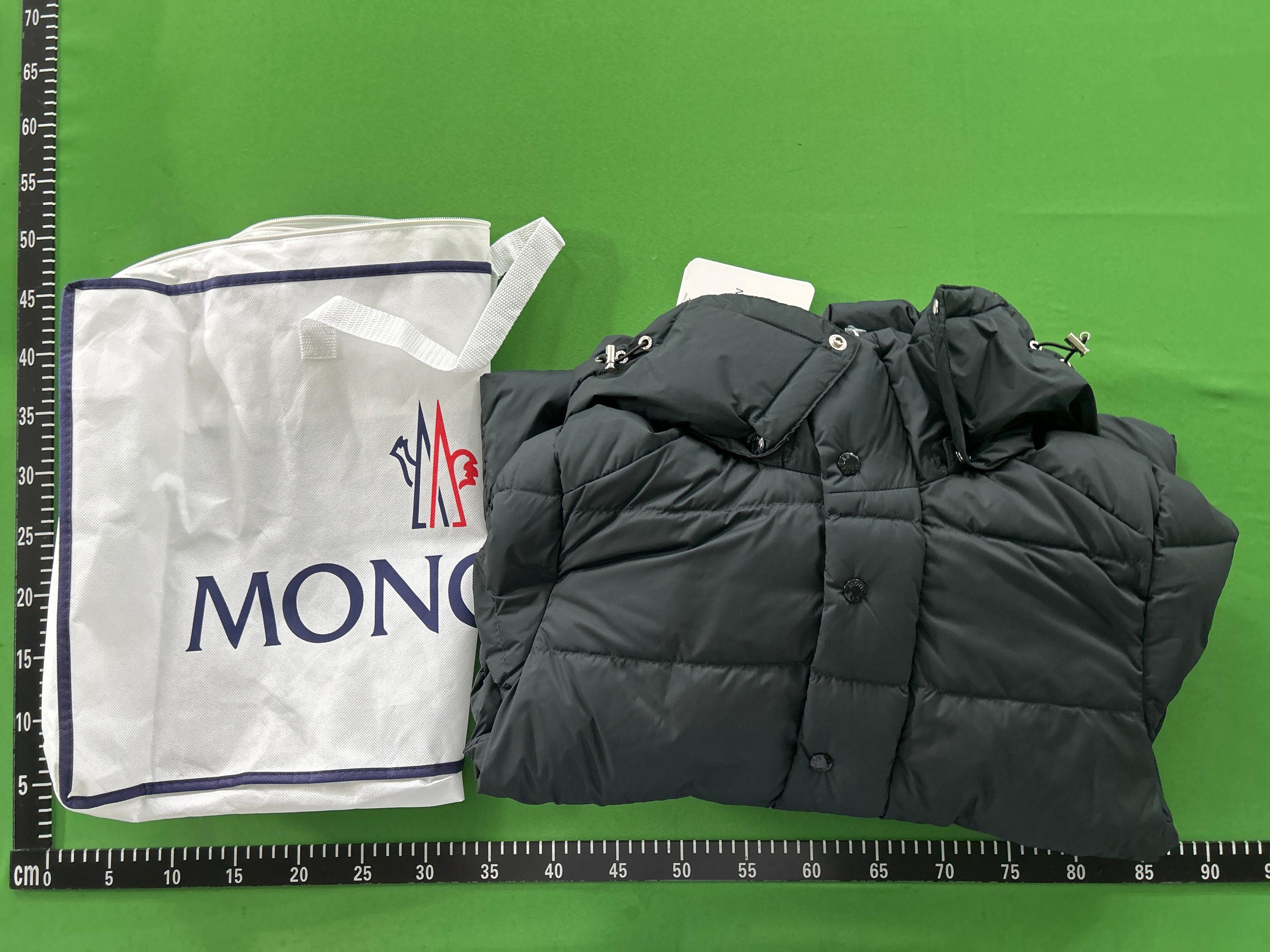 Foto QC 8 de Moncler Maya Down Puffer Jacket Matte Black