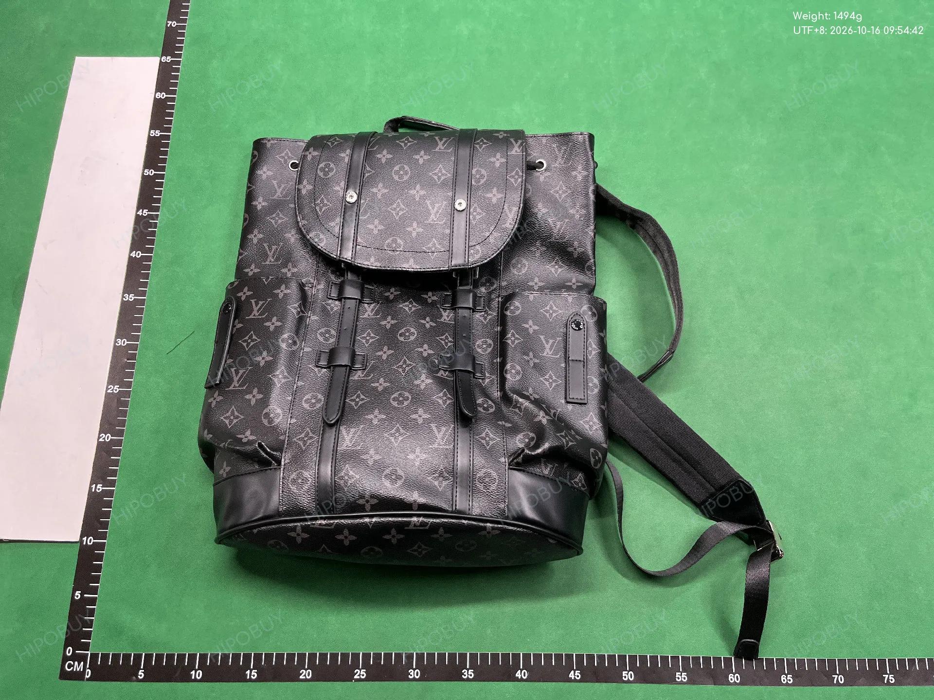 Foto QC 4 de Louis Vuitton Christopher Backpack PM Black Monogram Shadow Leather