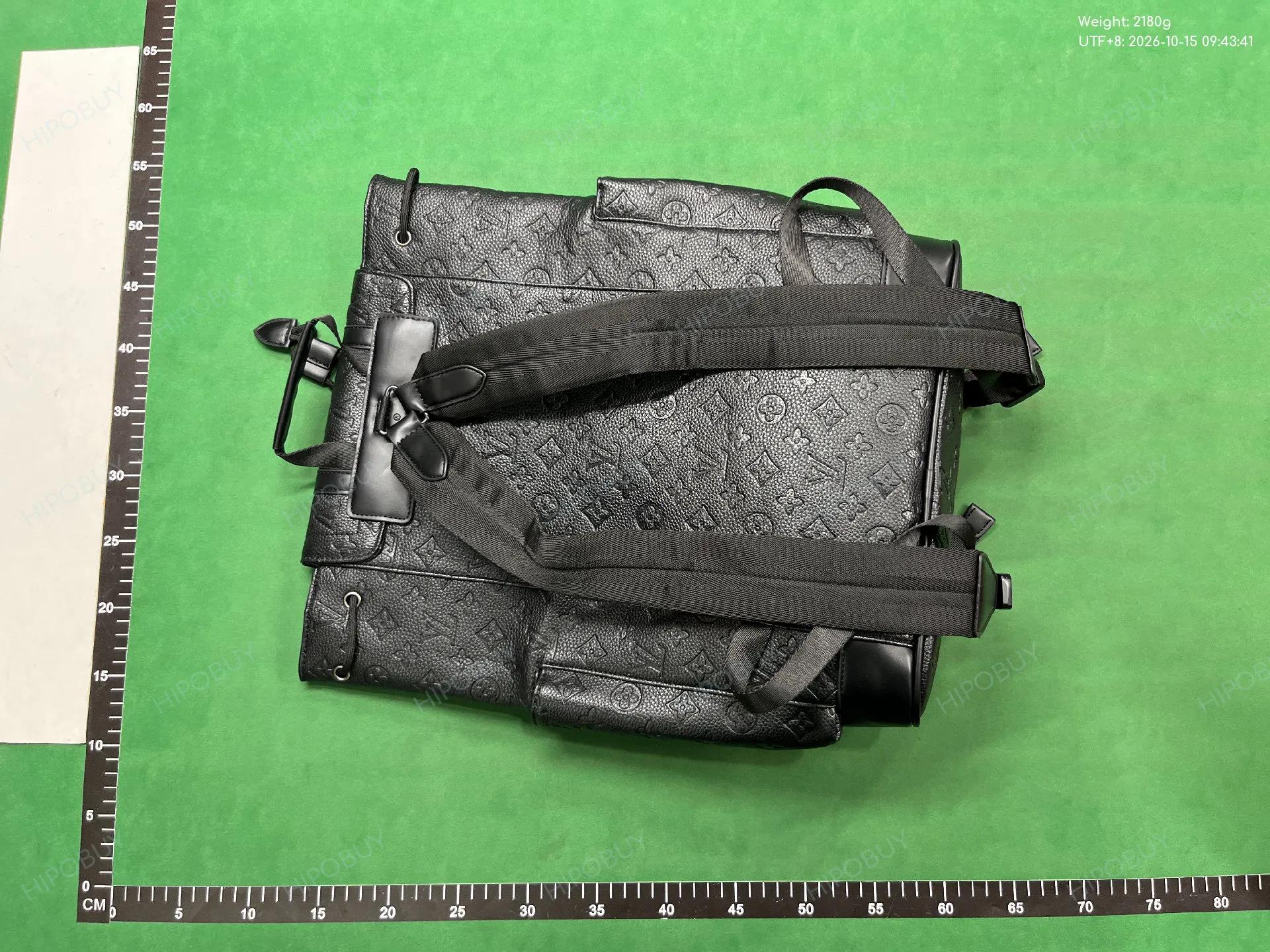 Foto QC 8 de Louis Vuitton Christopher Backpack PM Black Monogram Shadow Leather