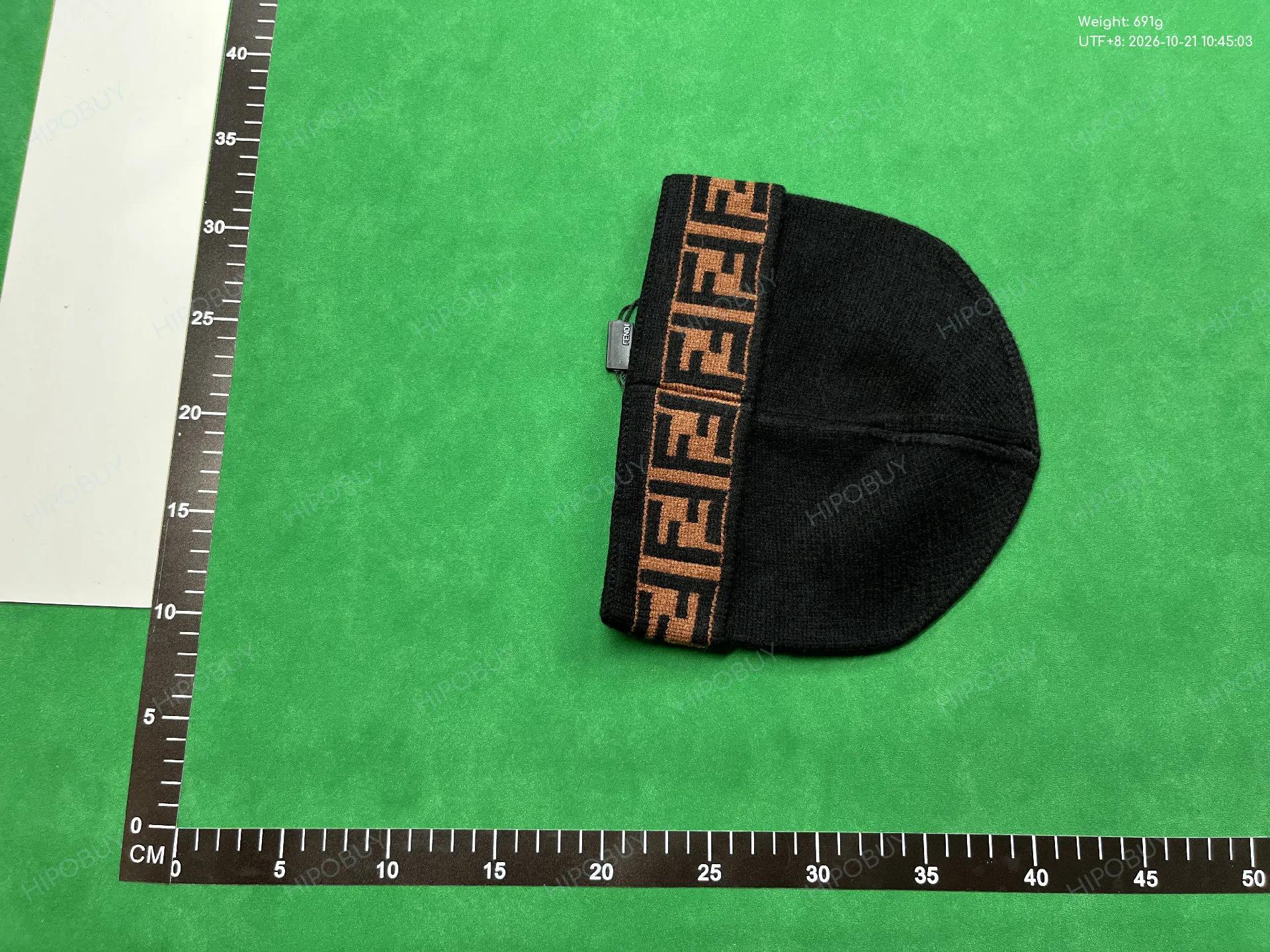 Foto QC 6 de Fendi FF Motif Beanie Grey