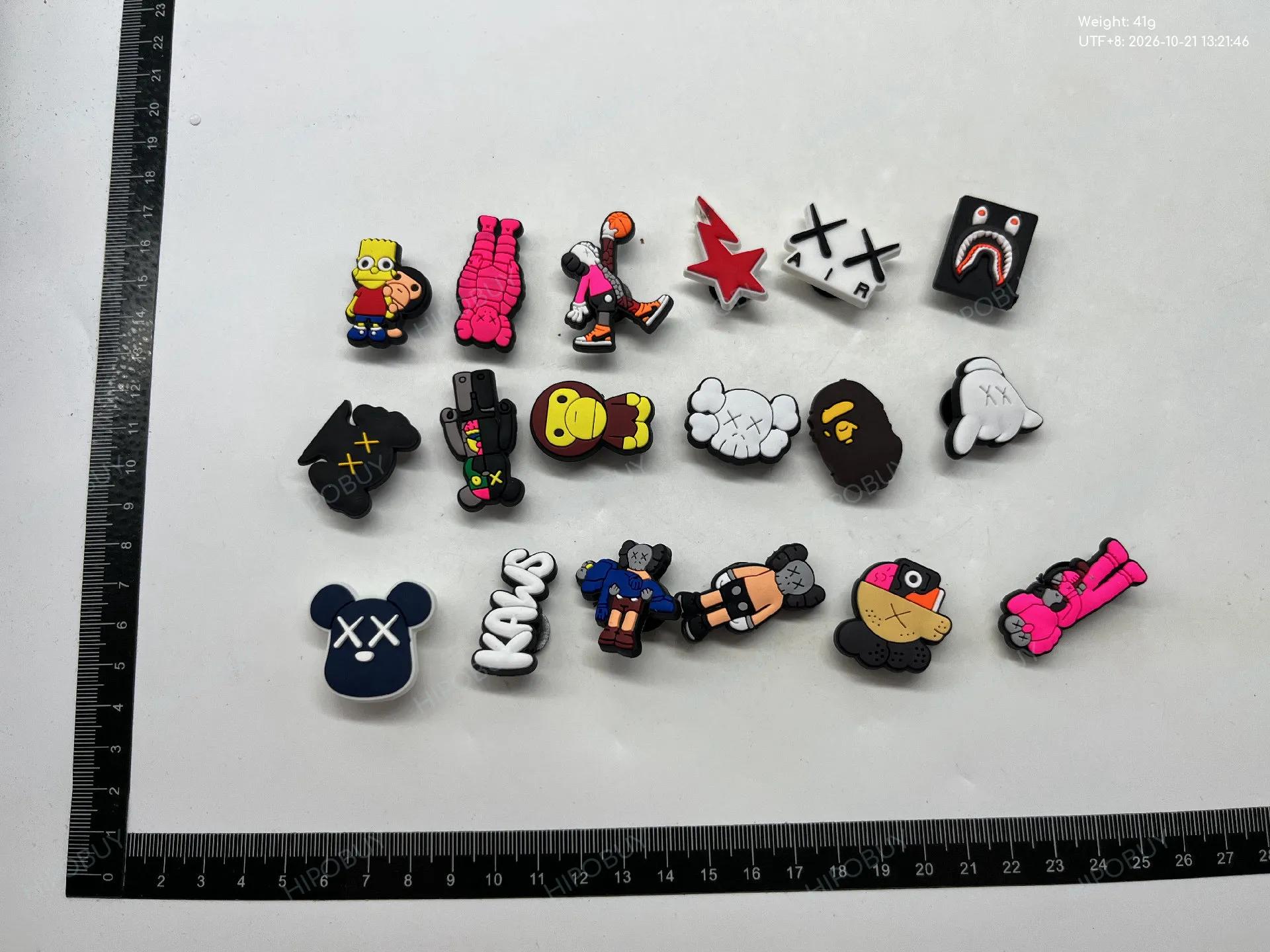 Foto QC 6 de KAWS Graphic Shoe Charms (Set of 18) Multicolor