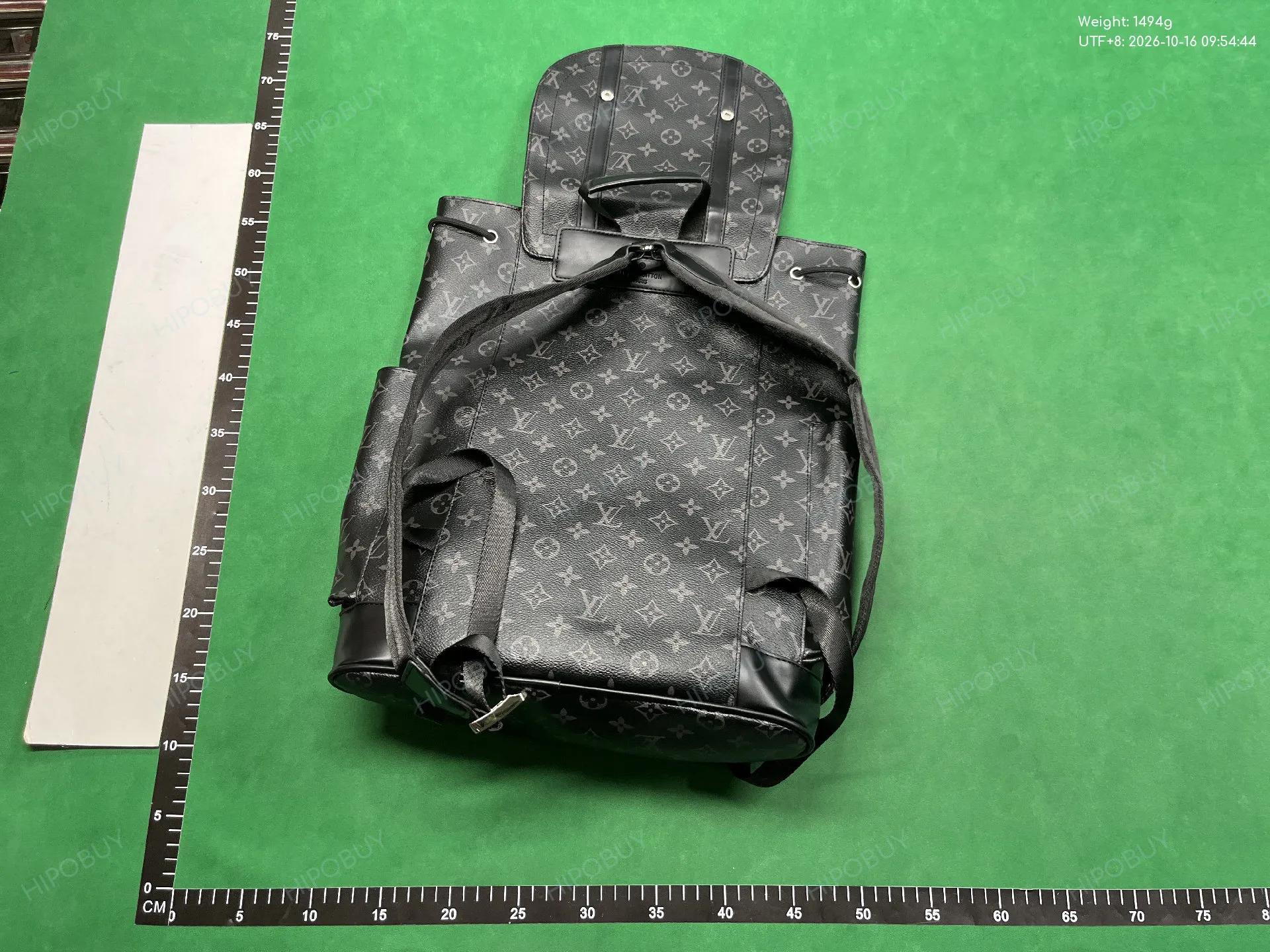 Foto QC 5 de Louis Vuitton Christopher Backpack PM Black Monogram Shadow Leather