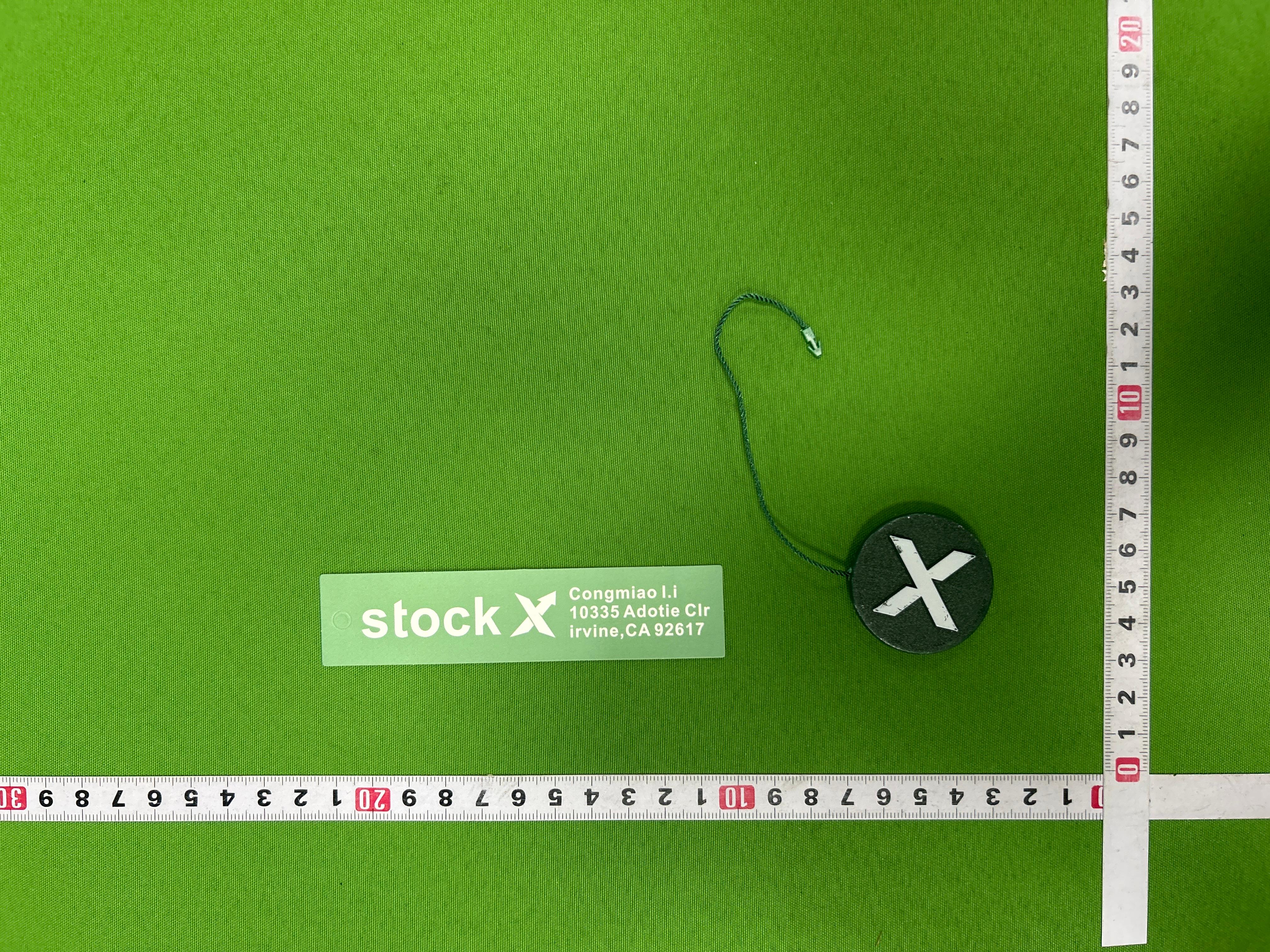 Foto QC 3 de StockX Logo Green Authentication Tag with Sticker and Card Plastic and Paper Collectible Set