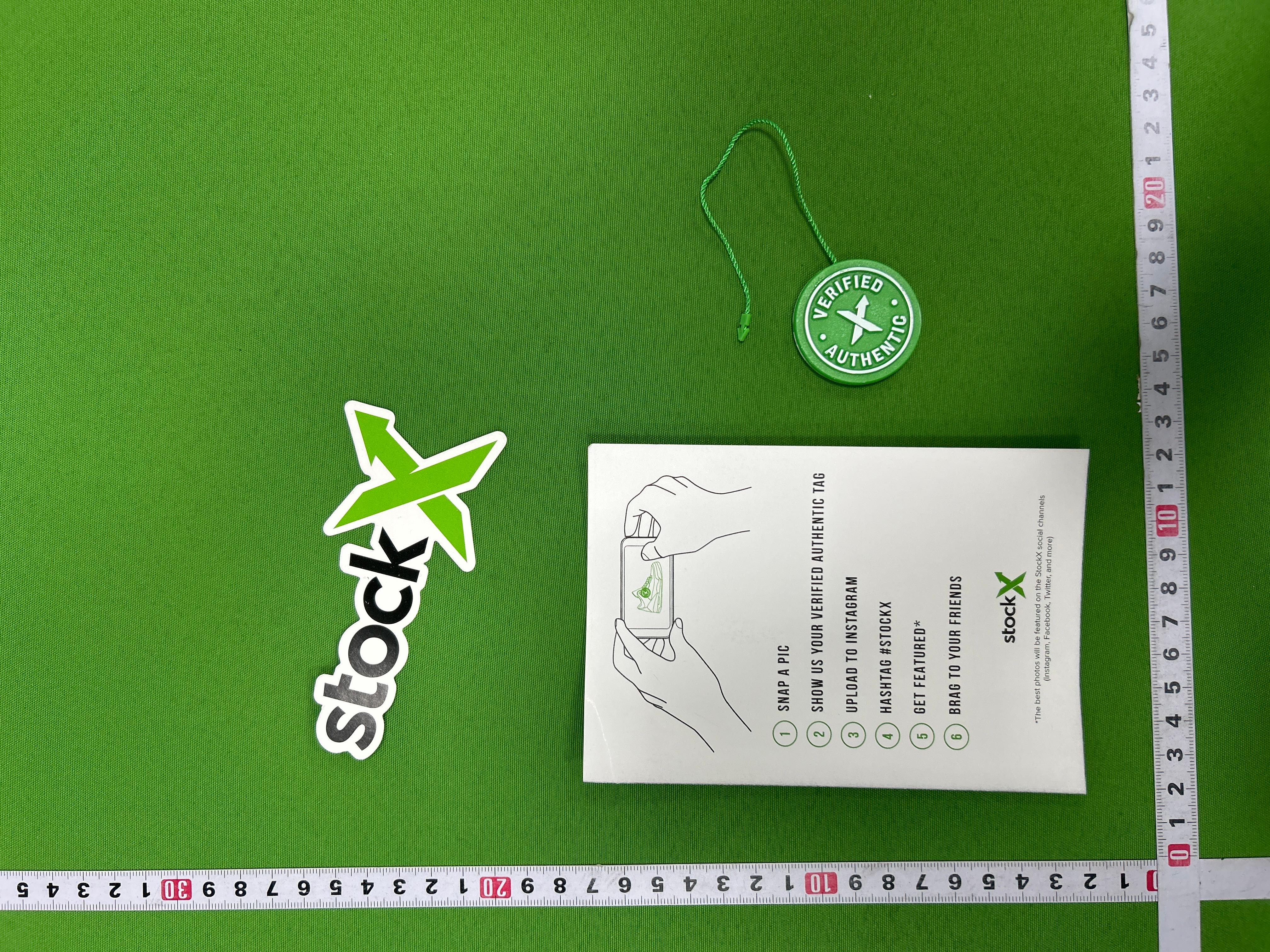 Foto QC 1 de StockX Logo Green Authentication Tag with Sticker and Card Plastic and Paper Collectible Set