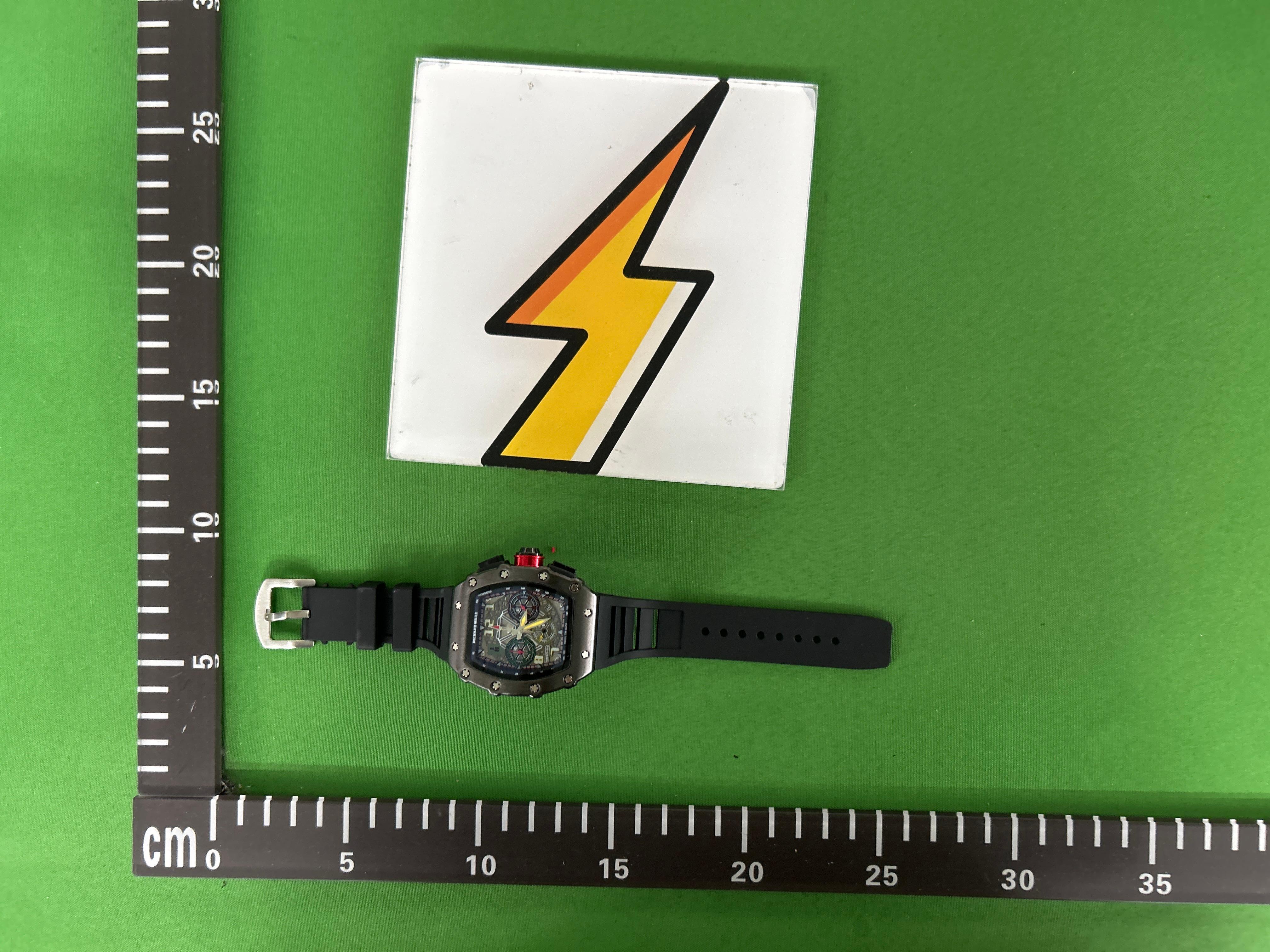 Foto QC 1 de Other Tonneau Multi-Function Quartz Chronograph 8206