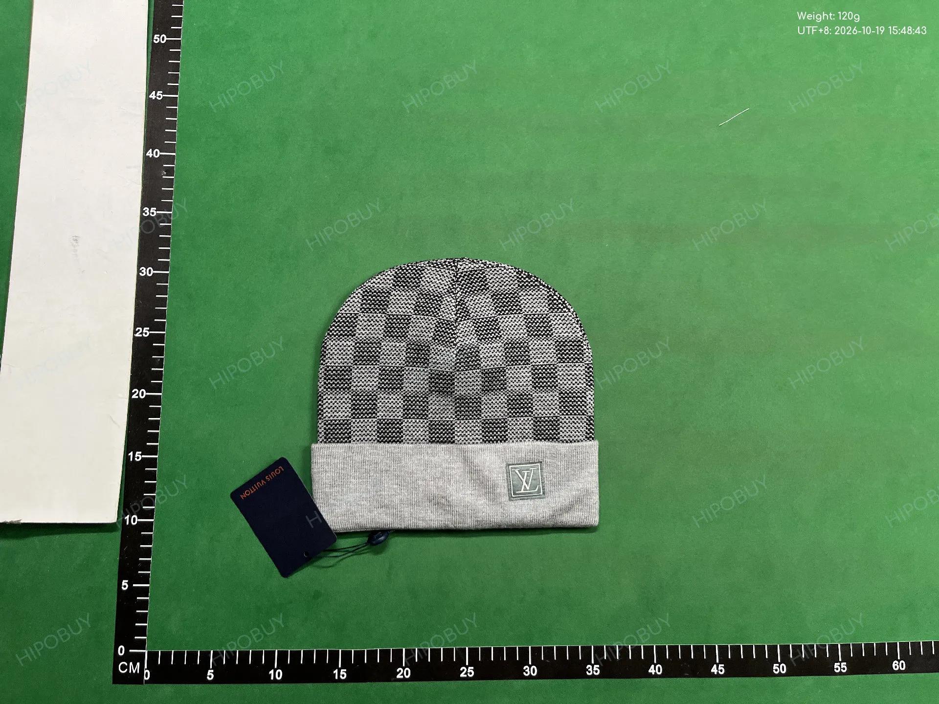 Foto QC 8 de Louis Vuitton Neo Petit Damier Beanie Grey