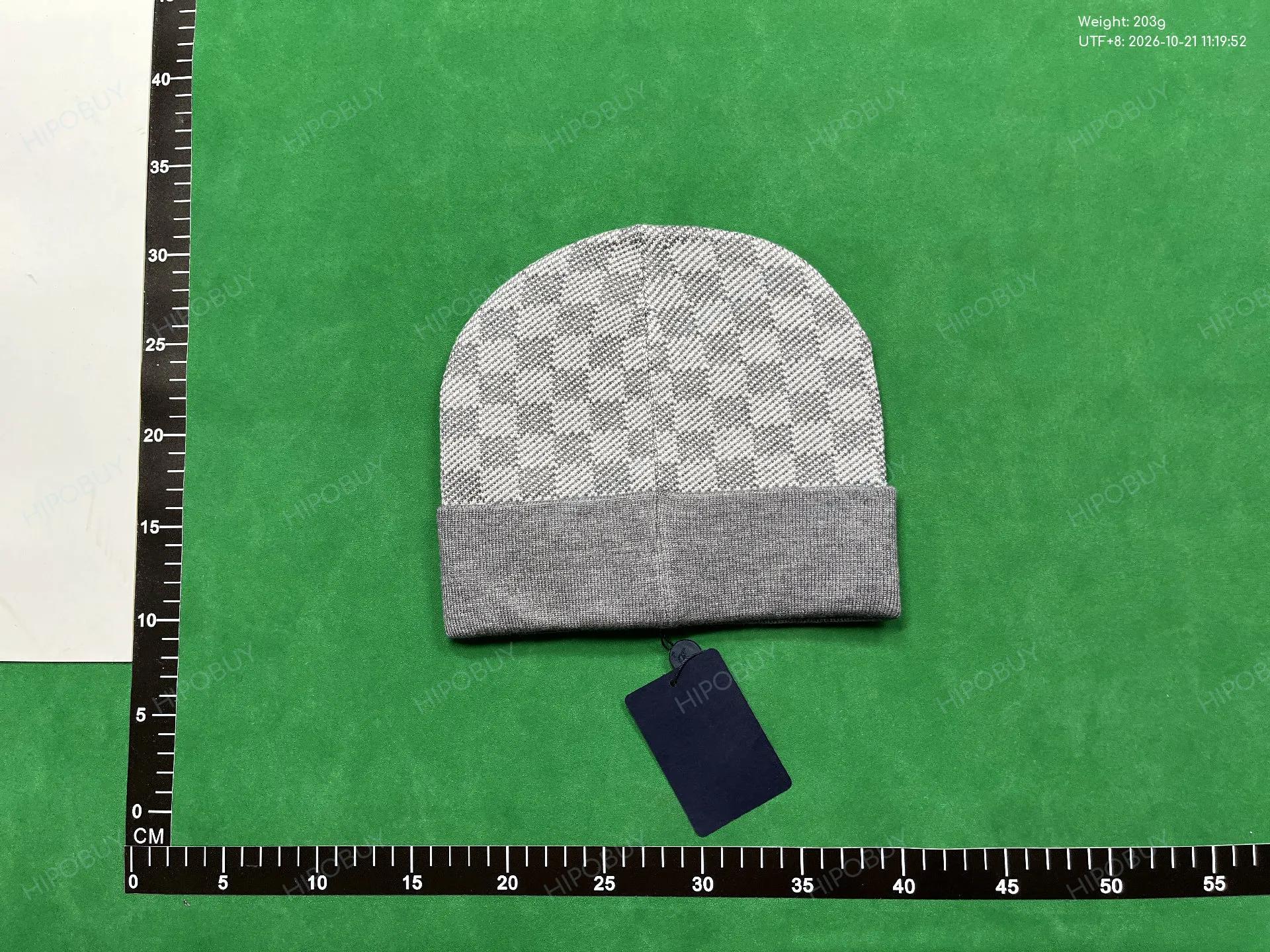 Foto QC 4 de Louis Vuitton Neo Petit Damier Beanie Grey