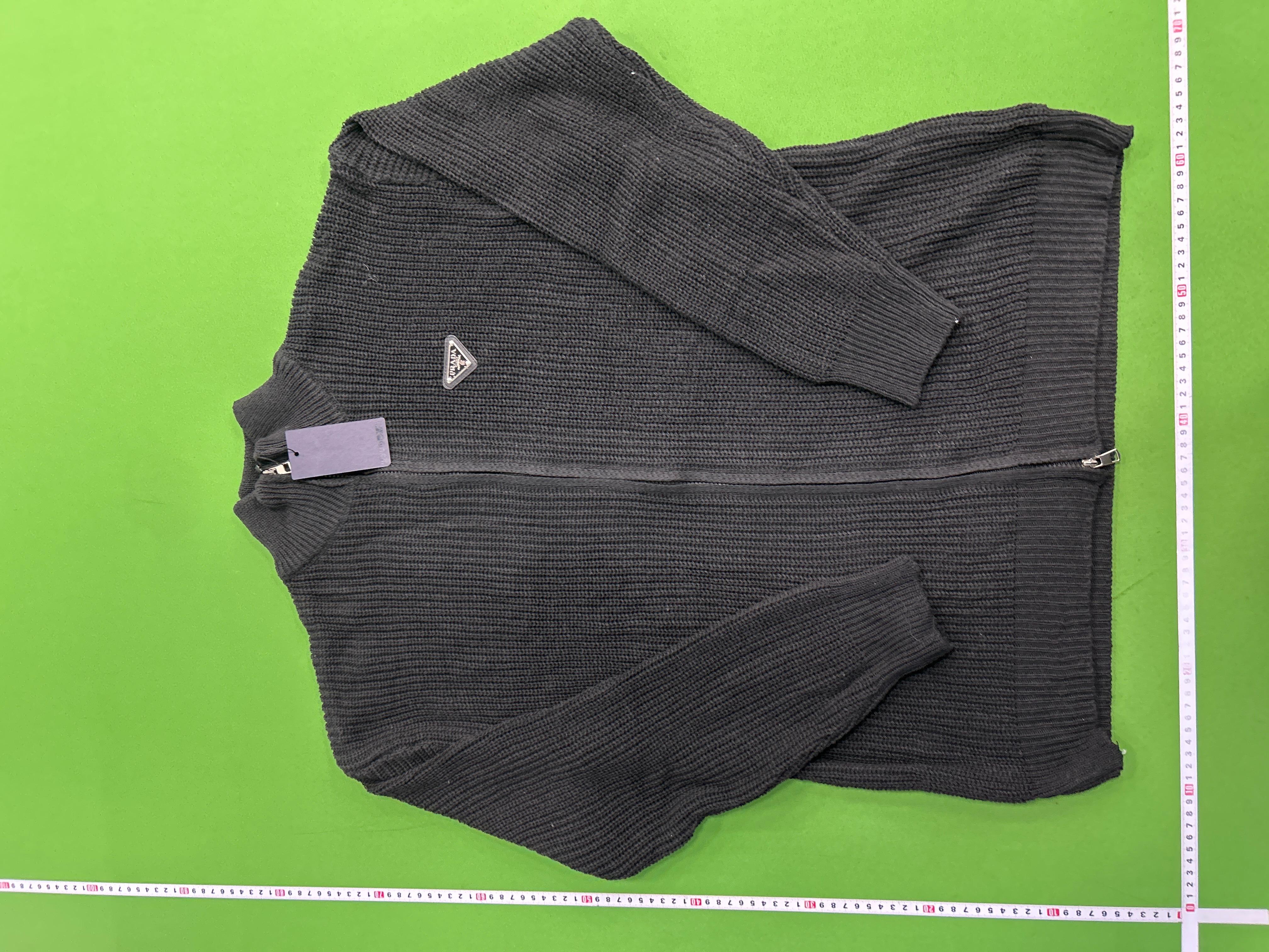 Foto QC 6 de Prada Metal Logo Zip Sweater Black