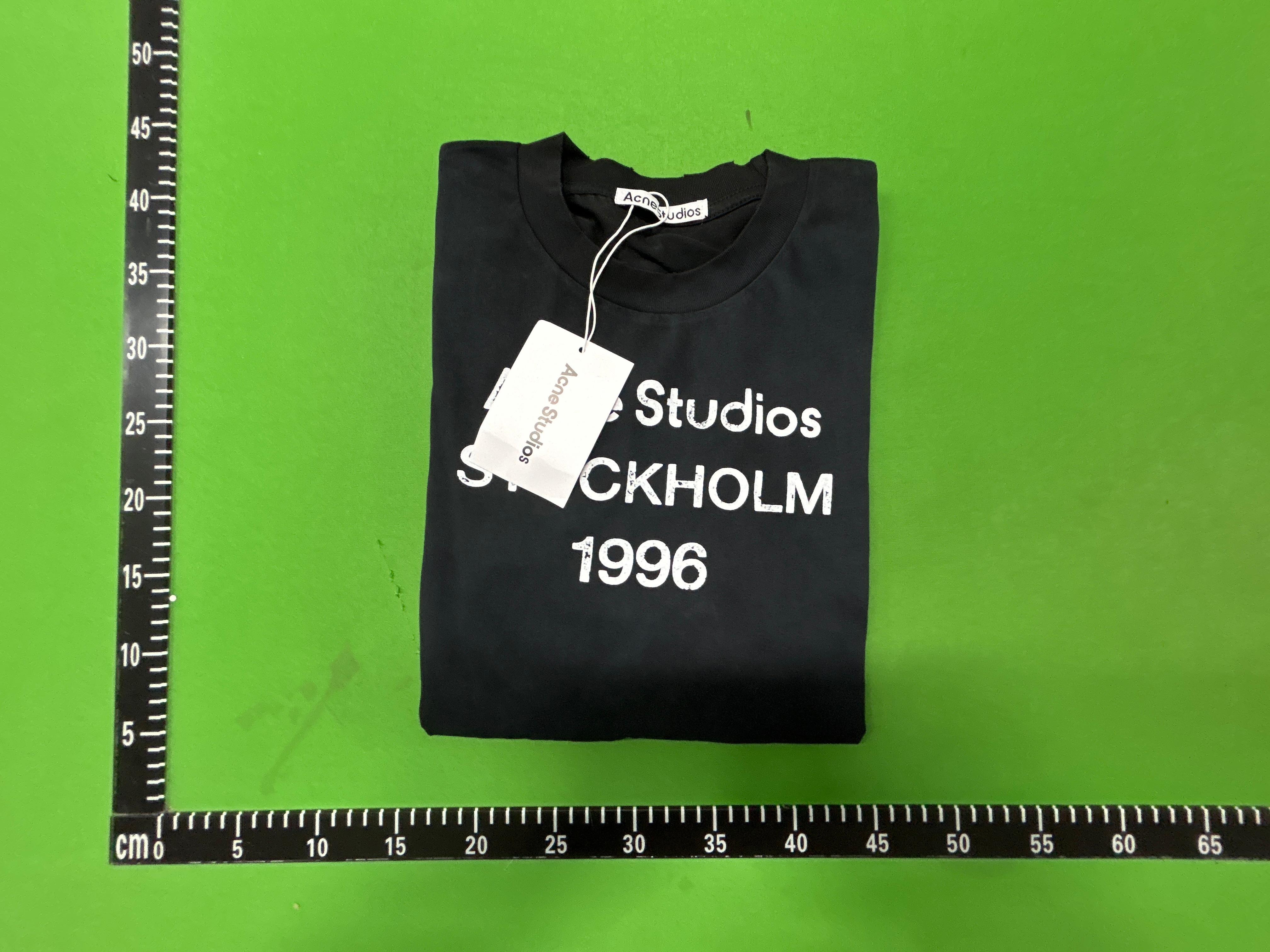 Foto QC 2 de Acne Studios T-shirt Stockholm 1996 Black
