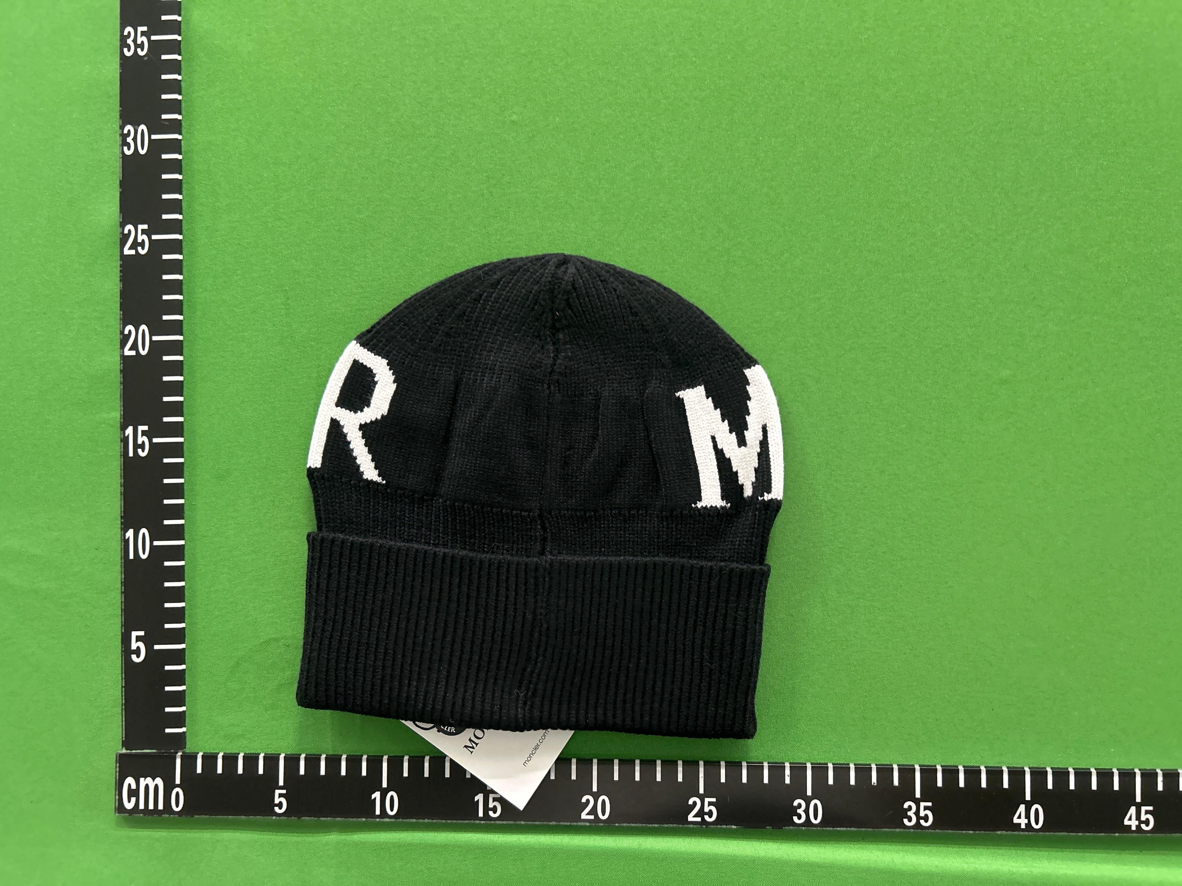 Foto QC 2 de Moncler Logo Beanie Cream