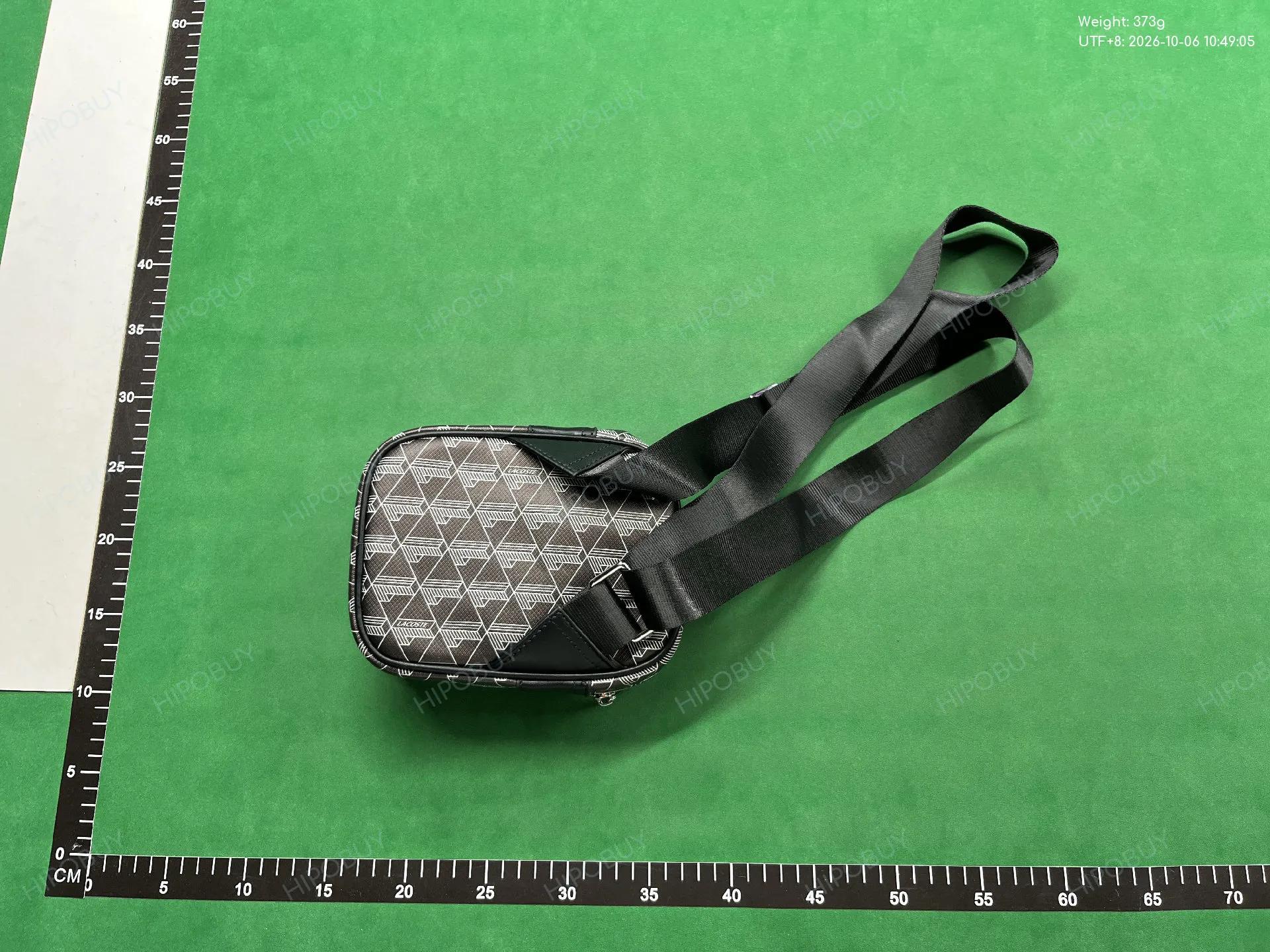 Foto QC 2 de Lacoste The Blend Monogram Vertical Crossbody Bag Green Canvas