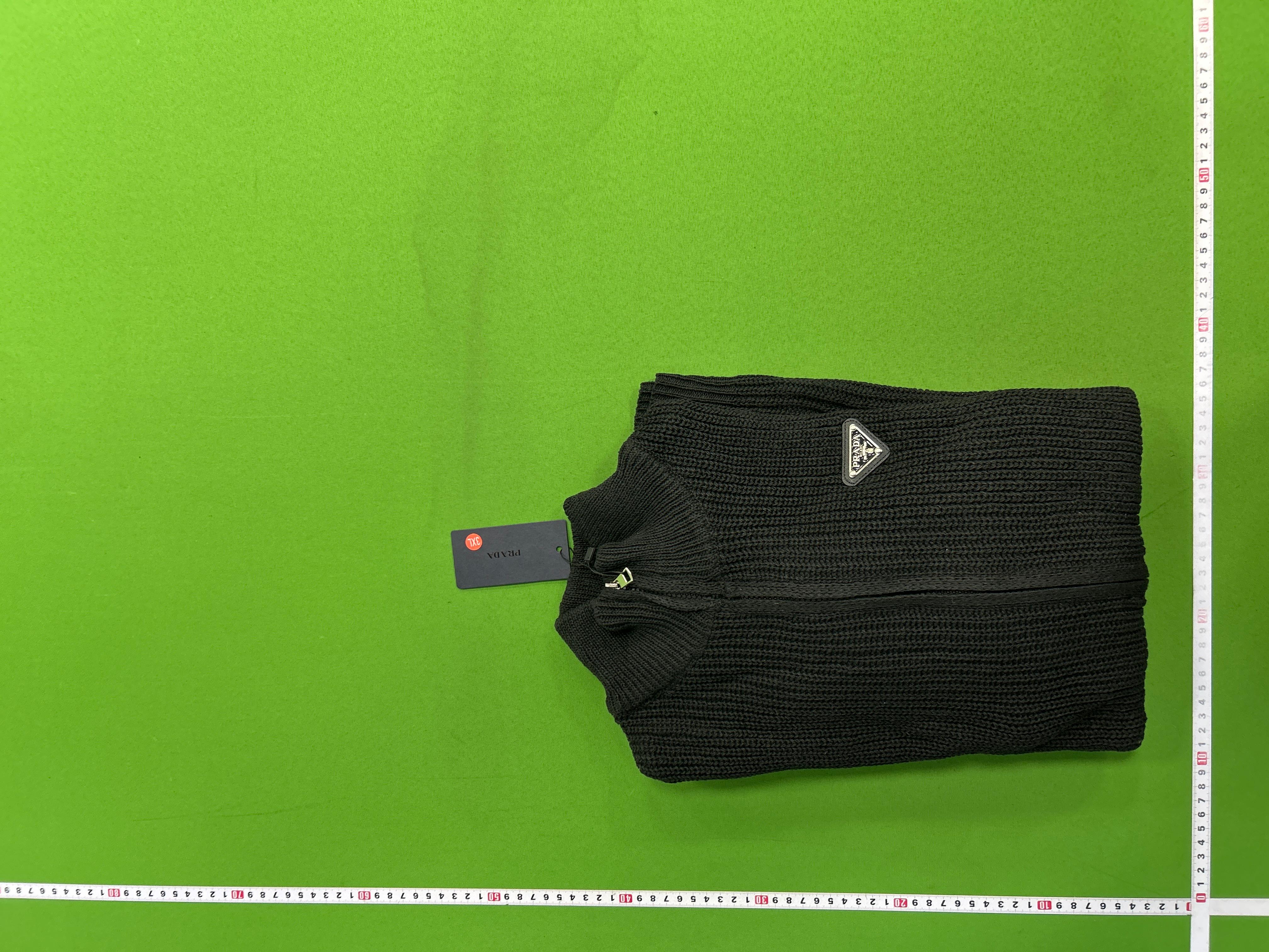 Foto QC 4 de Prada Metal Logo Zip Sweater Black