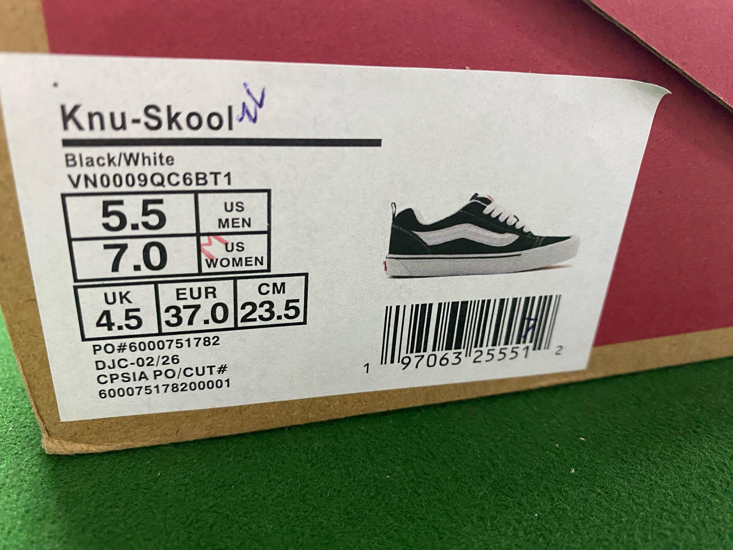 Foto QC 2 de Vans Knu Skool Black Gum