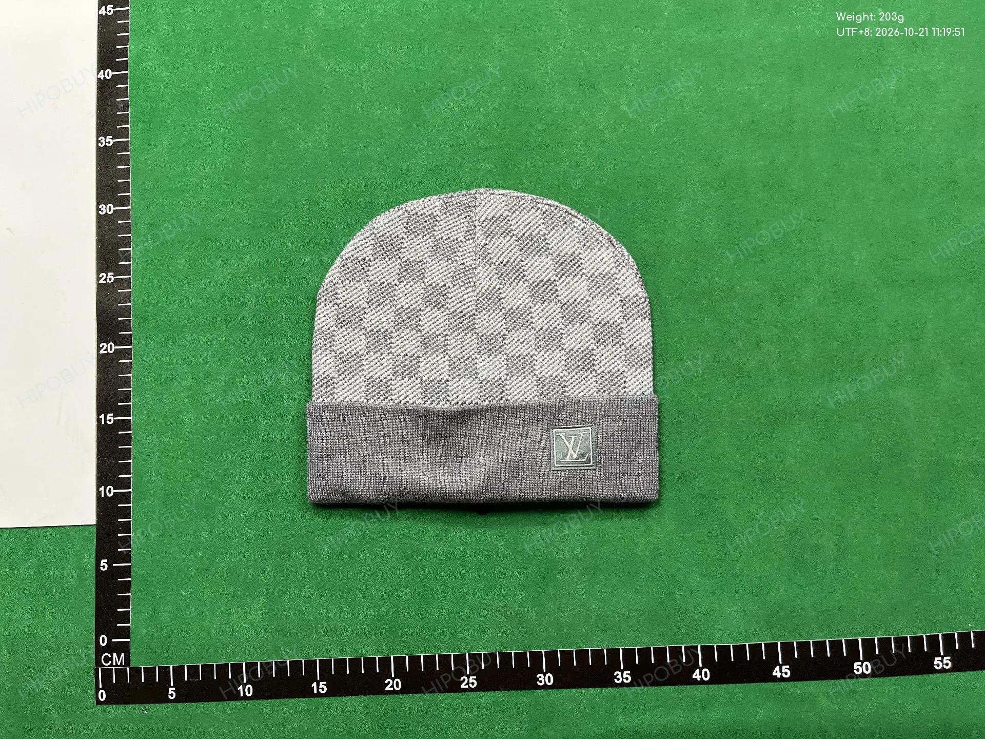 Foto QC 3 de Louis Vuitton Neo Petit Damier Beanie Grey