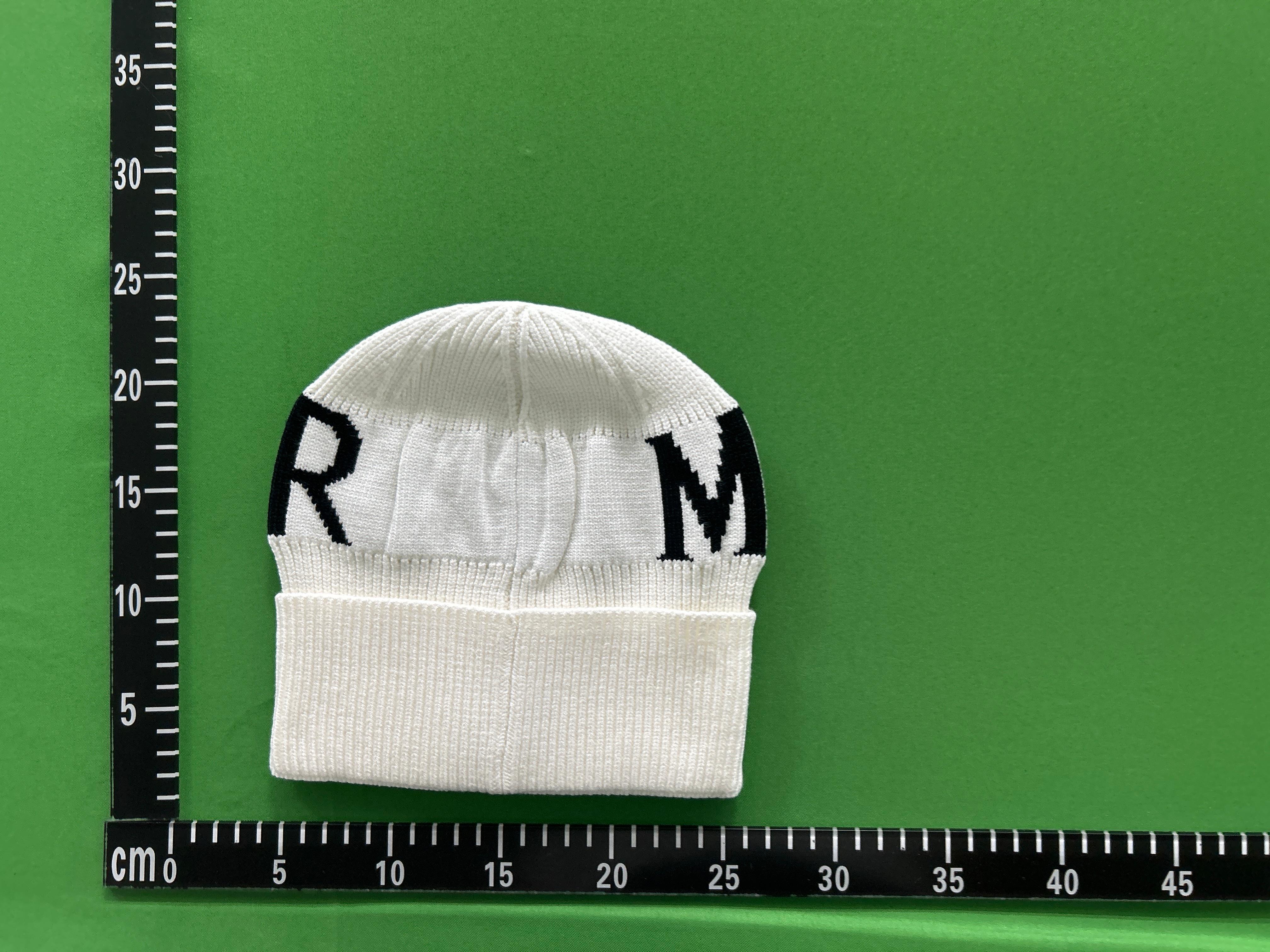 Foto QC 3 de Moncler Logo Beanie Cream