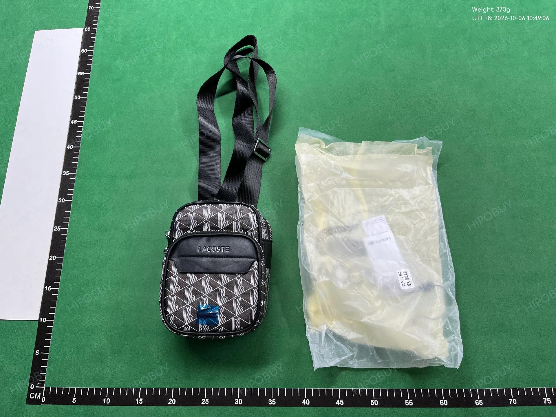 Foto QC 3 de Lacoste The Blend Monogram Vertical Crossbody Bag Green Canvas
